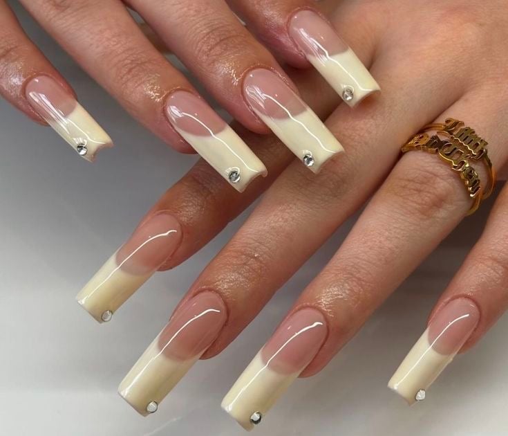 Manicura con aplicaciones 