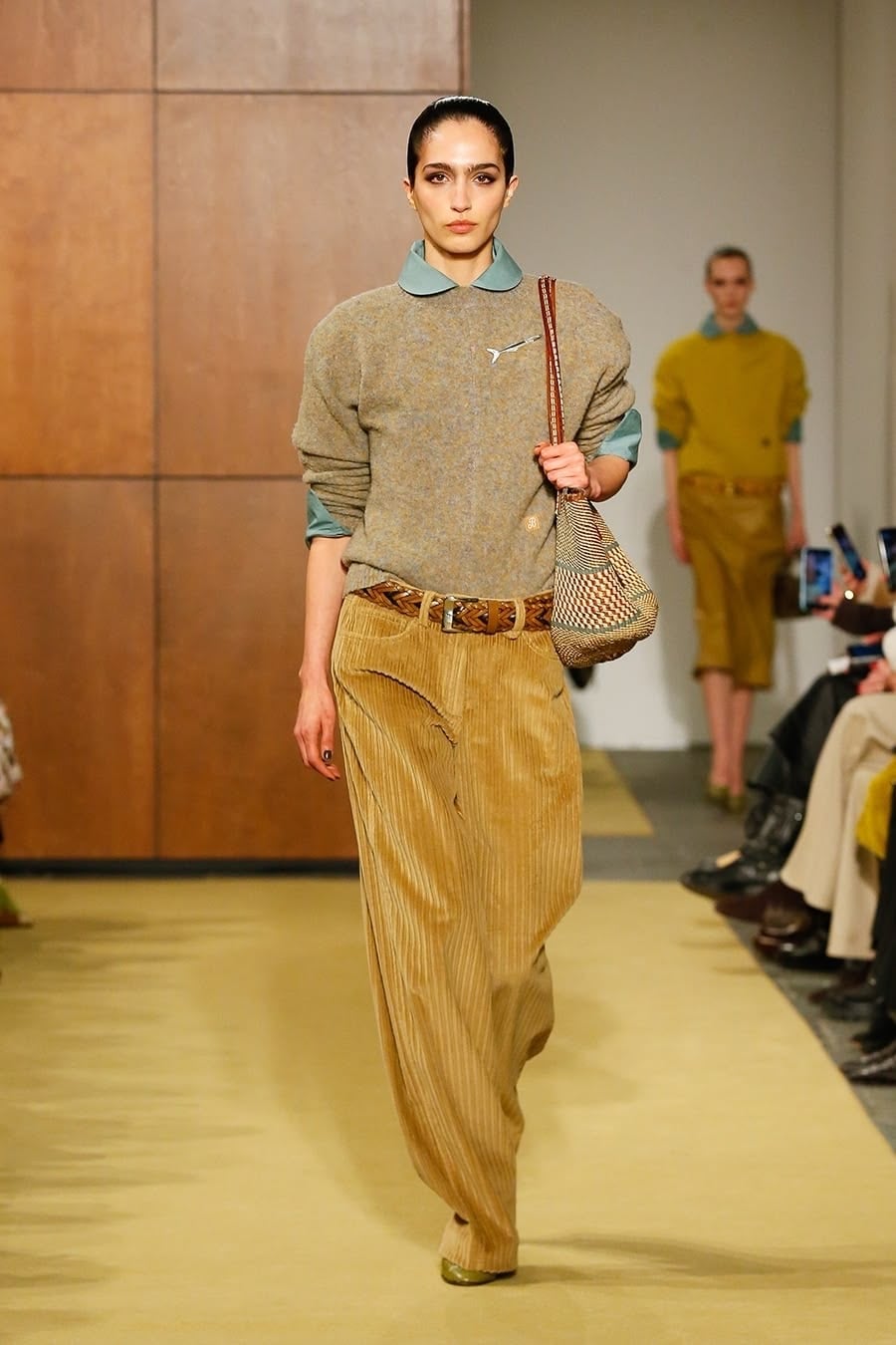 pantalones de pana color mostaza FW 26 