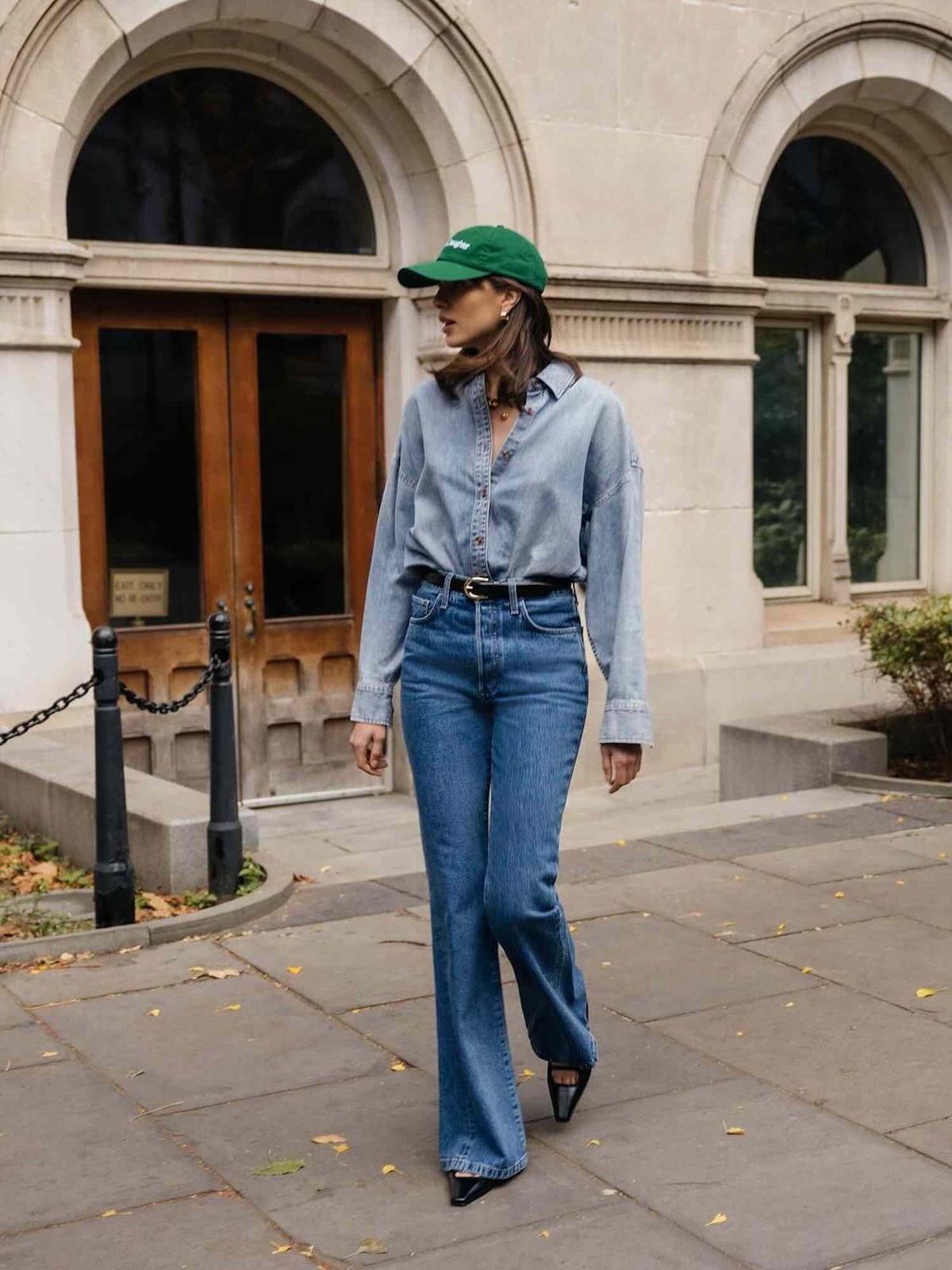 Jeans con camisa y tacones