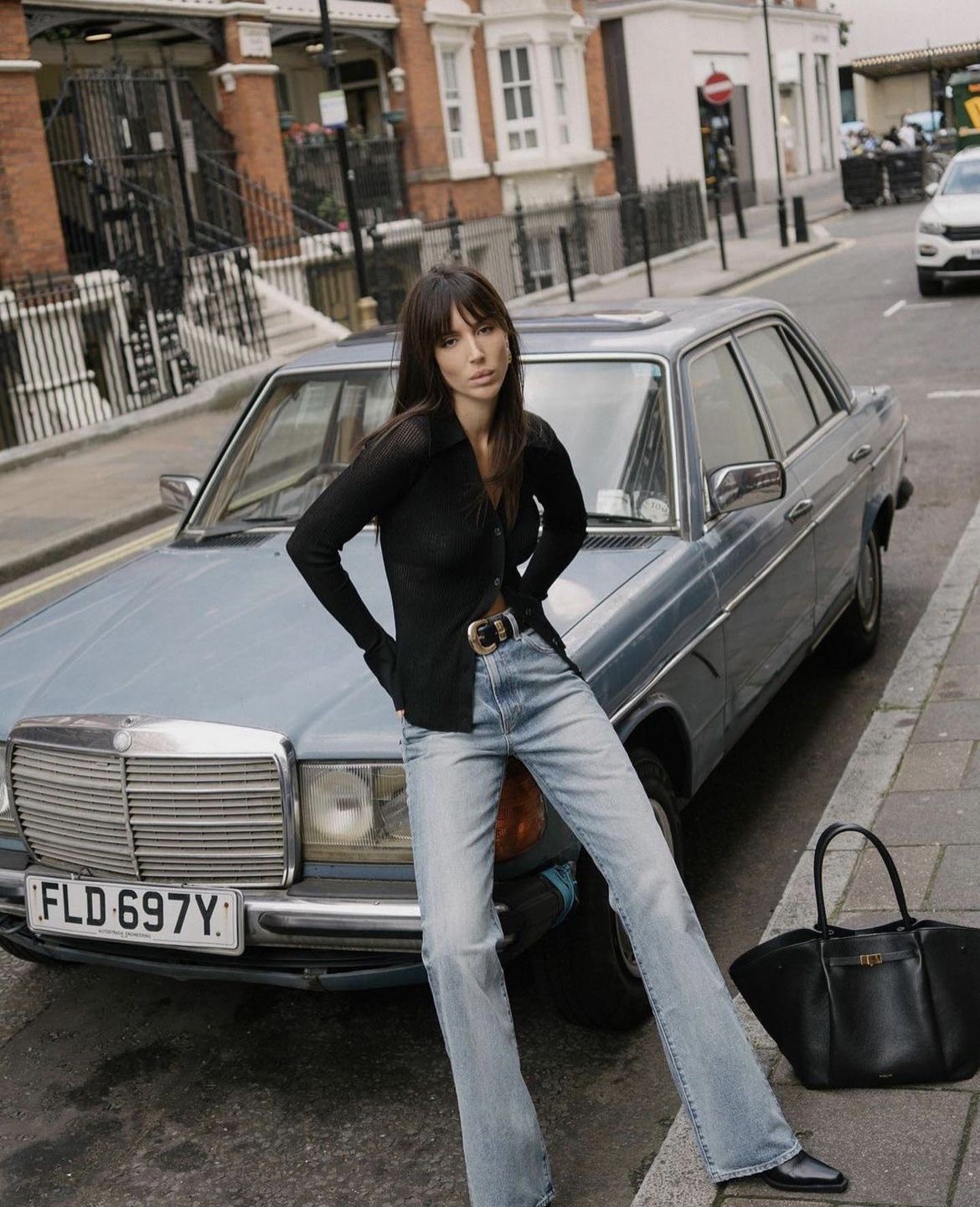 Mujer con jeans en un coche