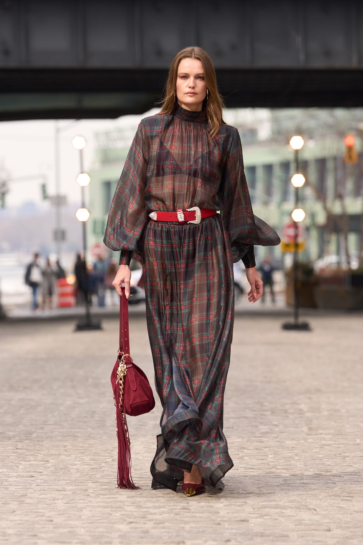 Vestidos semi transparente de cuadros con cinturón rojo y bolso vino