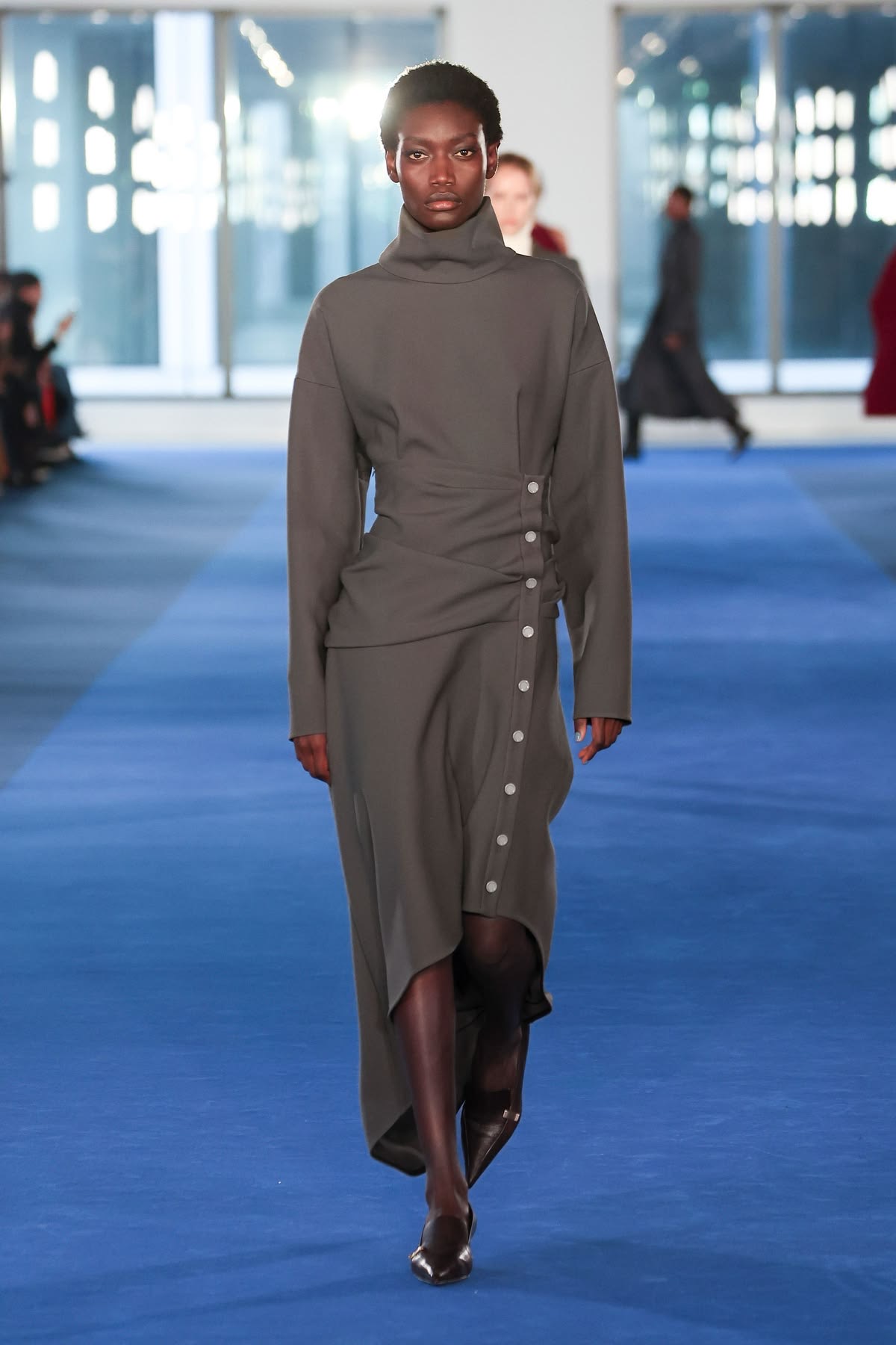 Vestido gris con drapeado