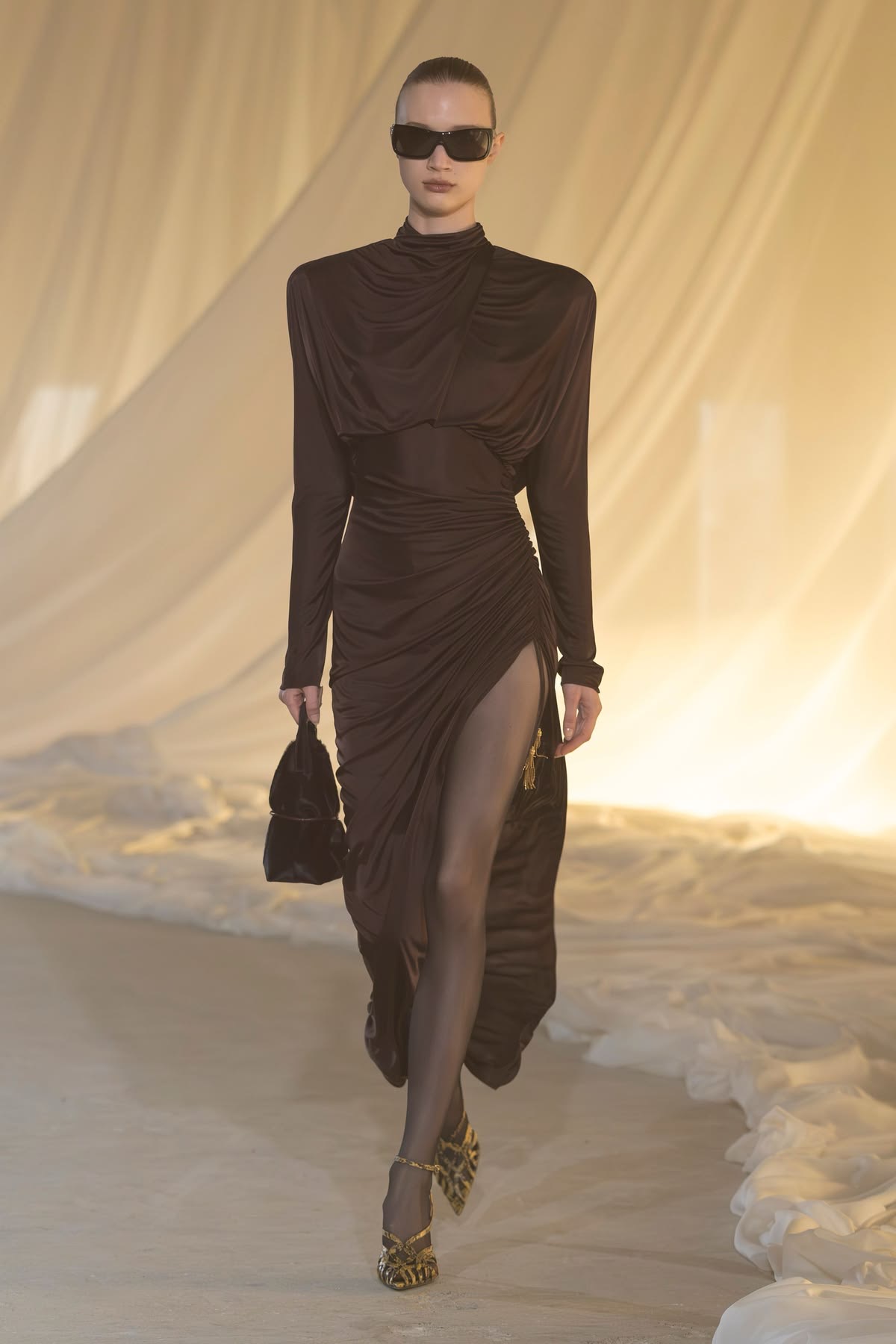 Vestido con hombreras 