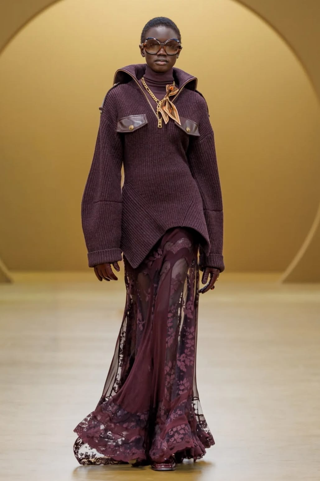 Vestido de encaje vino