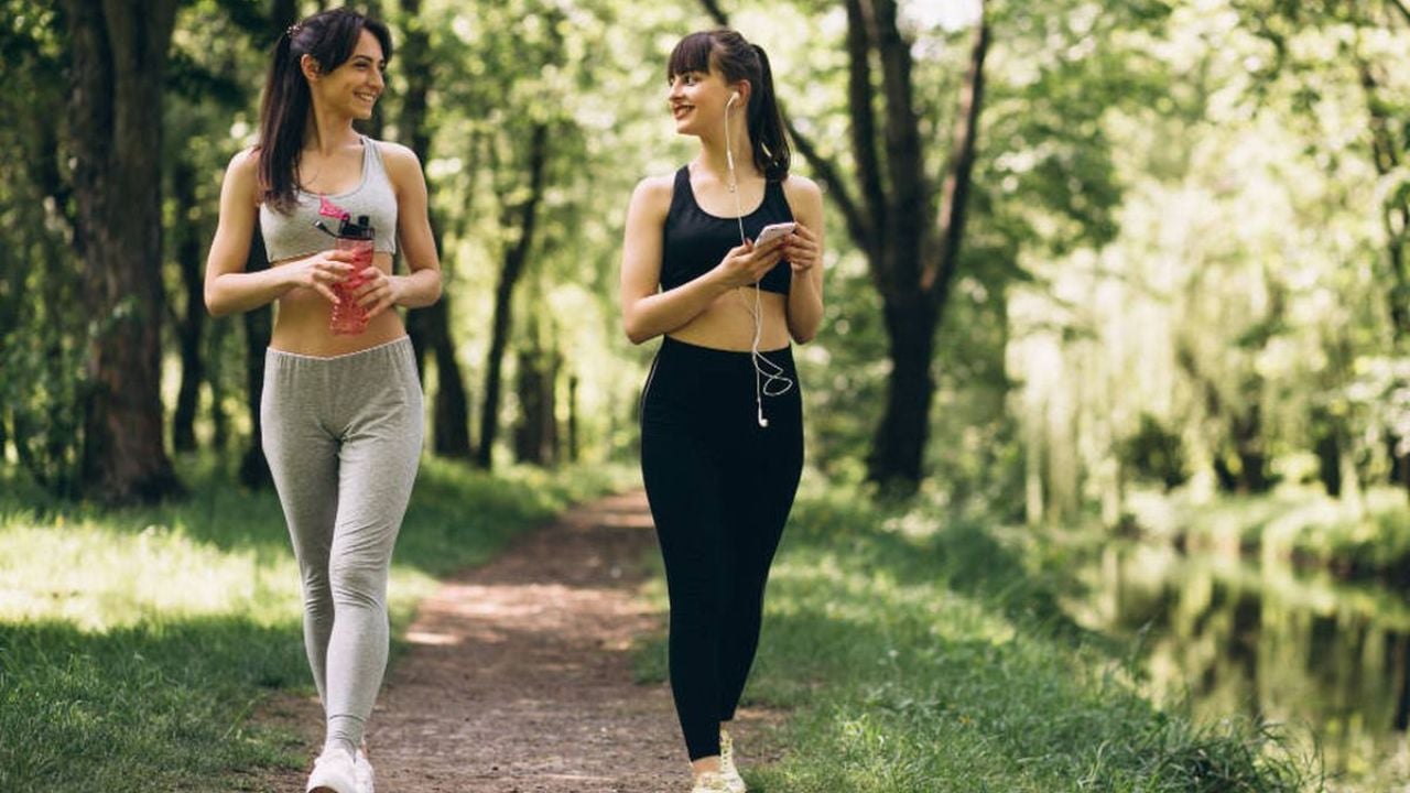 Dos mujeres caminando en el parque