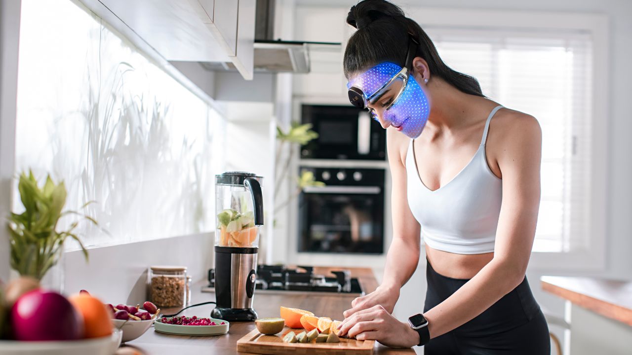 mujer cocinando mientras usa la máscara de luz led facial de FAQ