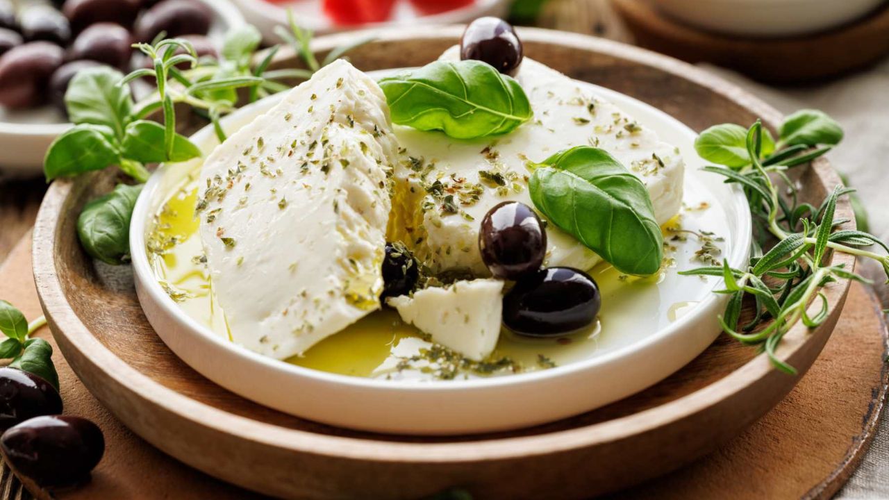 queso feta con aceite de olivo y aceitunas