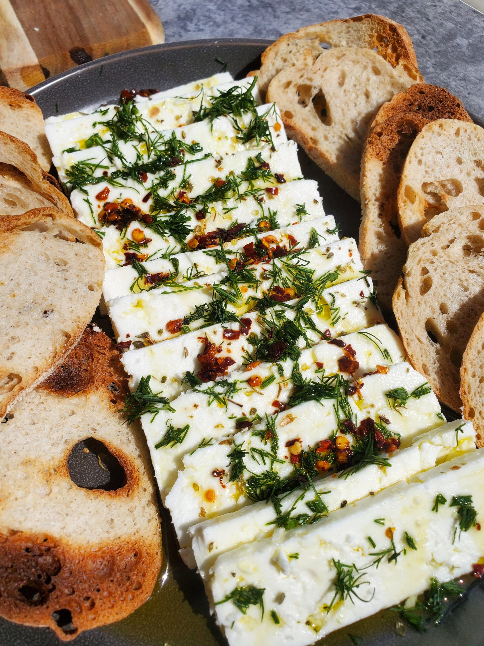 queso feta con hierbas