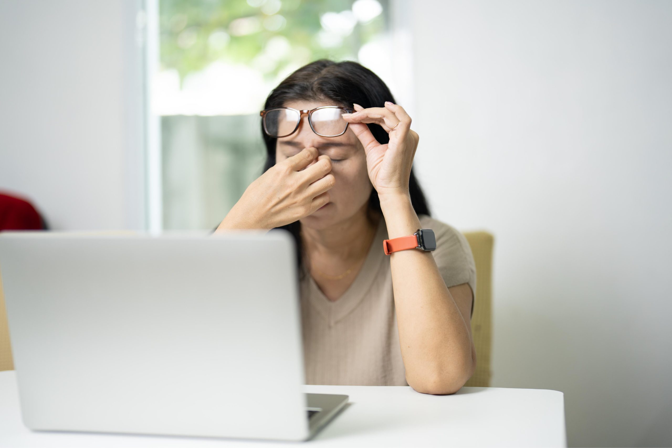 Mujer experimentando cansancio por deficiencia de vitamina b6