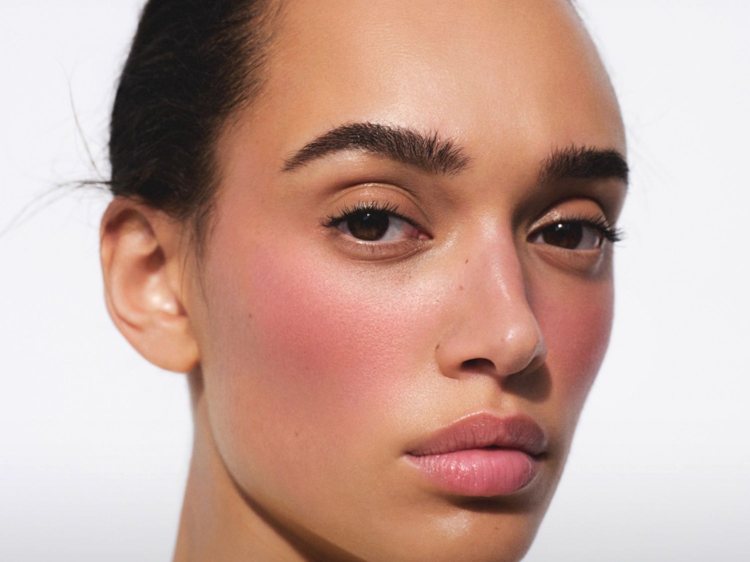 Modelo de Victoria Beckham Beauty usando blush