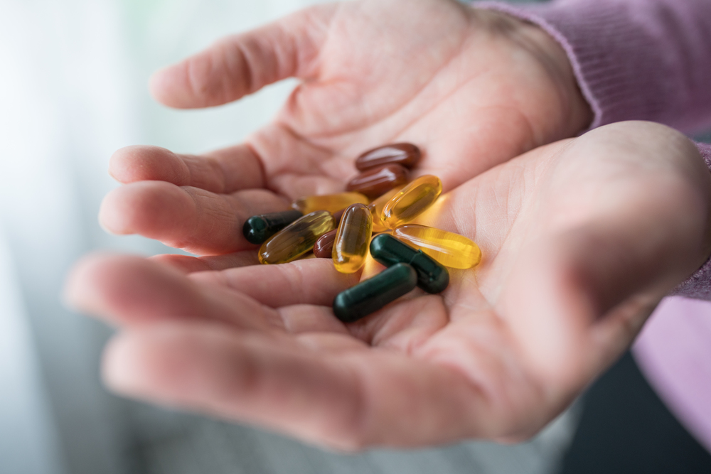 cápsulas y tabletas en gel de vitaminas