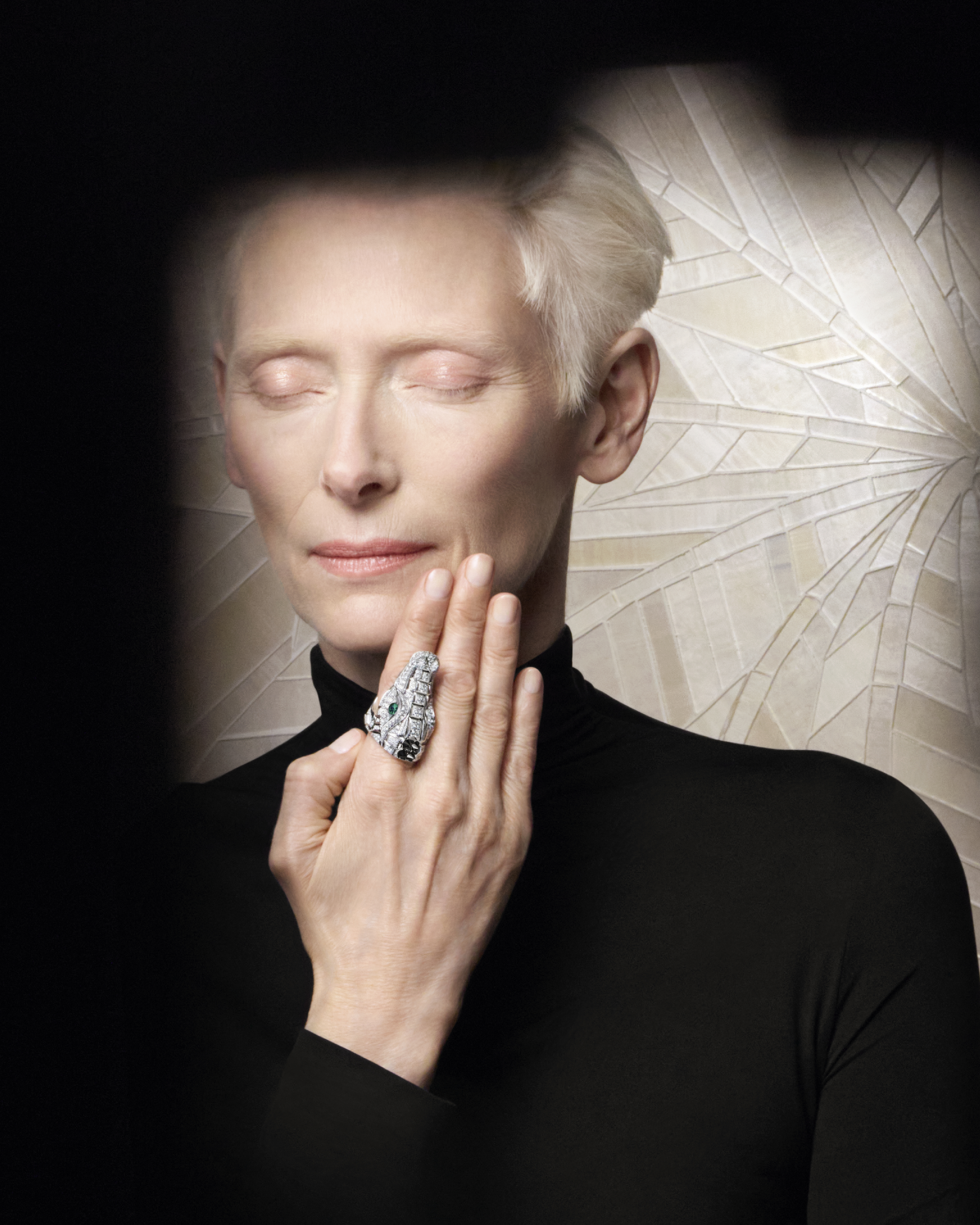Cada una de estas bellísimas creaciones que porta Tilda Swinton se basa en una sucesión de saberes heredada de la larga tradición joyera de Cartier que se ha enfocado siempre en la representación de animales. Fotografías: cortesía @Vincent Flouret (2) y @Errol Rainey (1), todo Cartier.