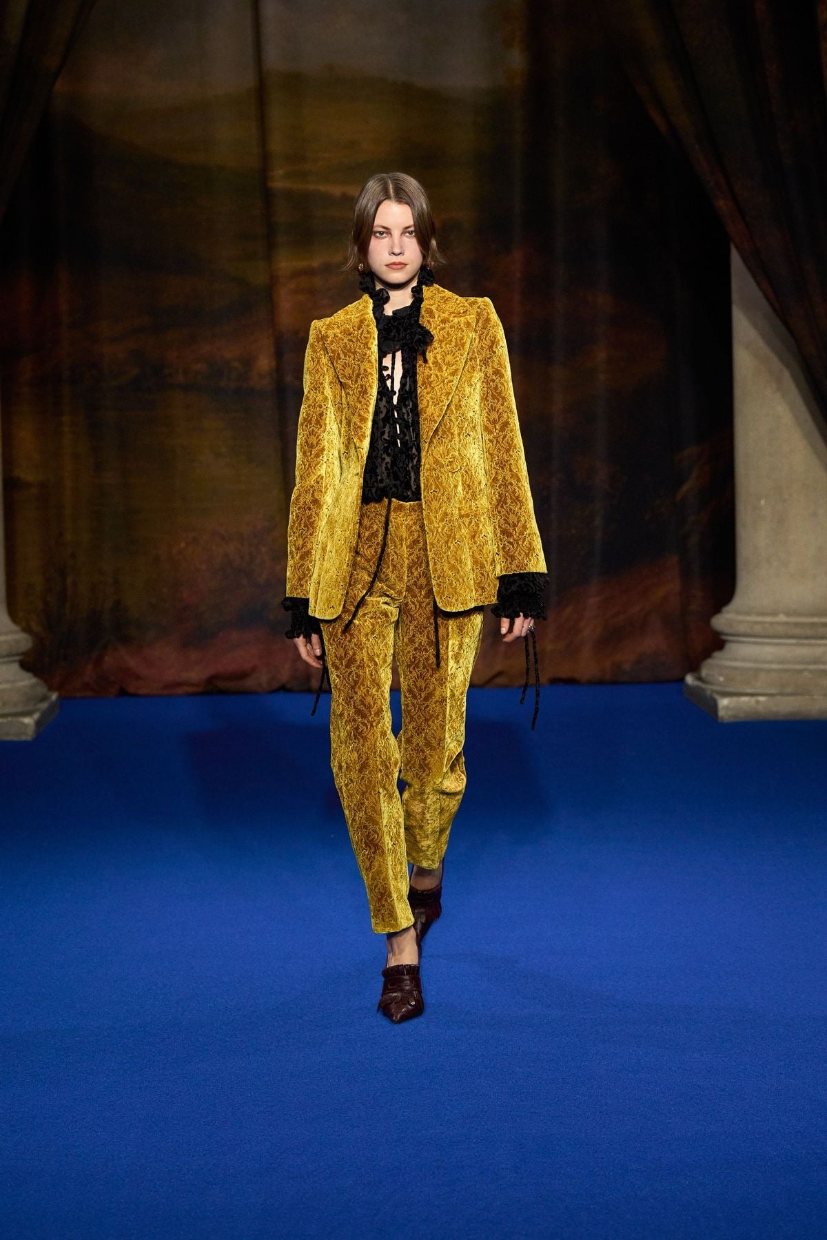 Traje color mostaza