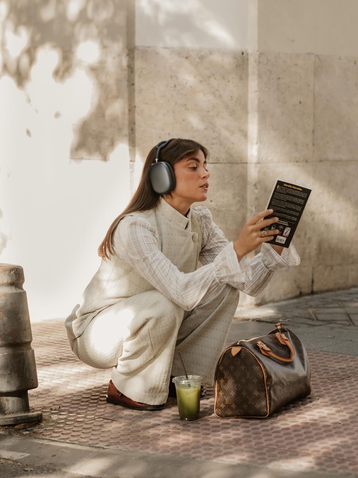 mujer con audífonos leyendo