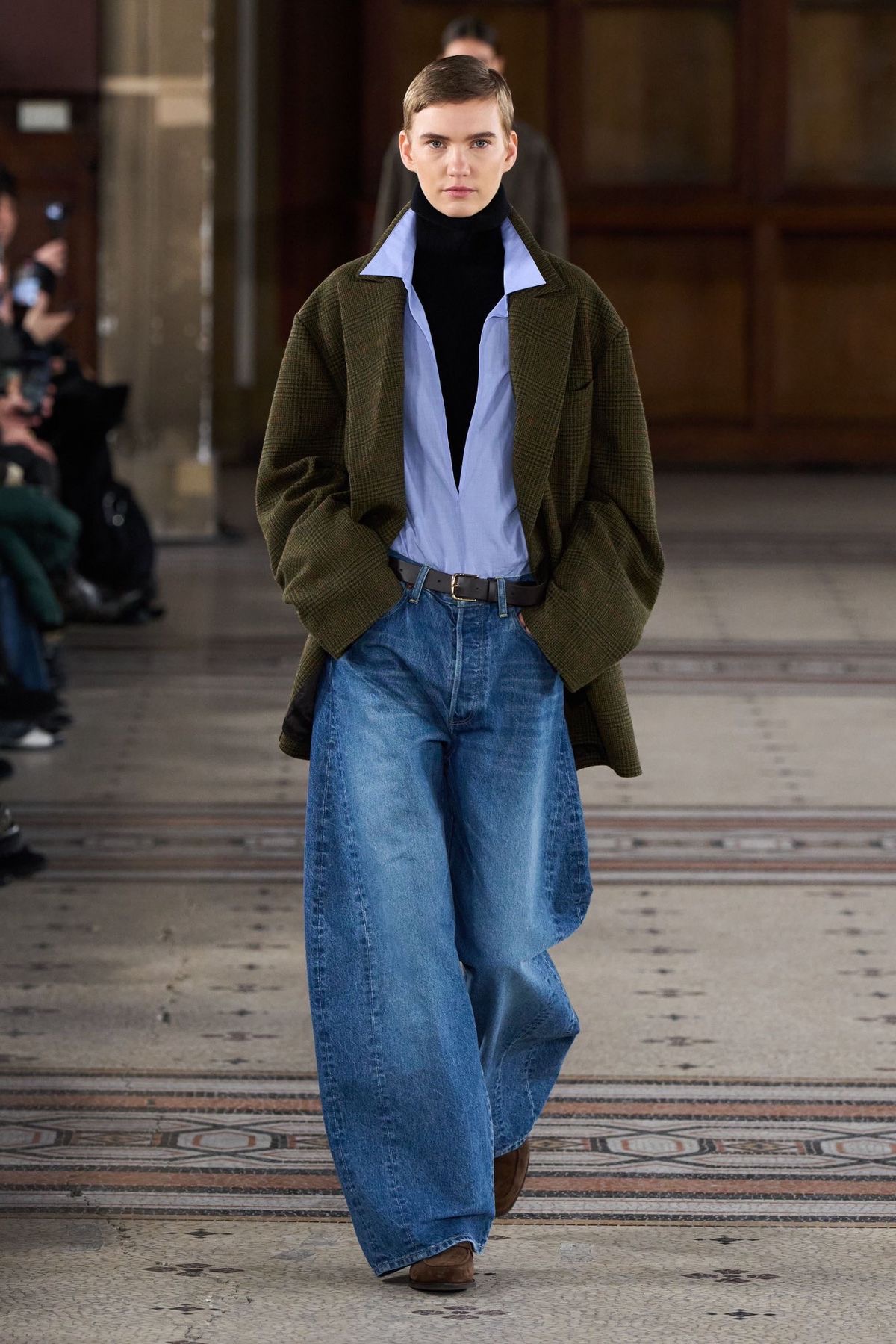 Mujer con suéter, camisa y blazer