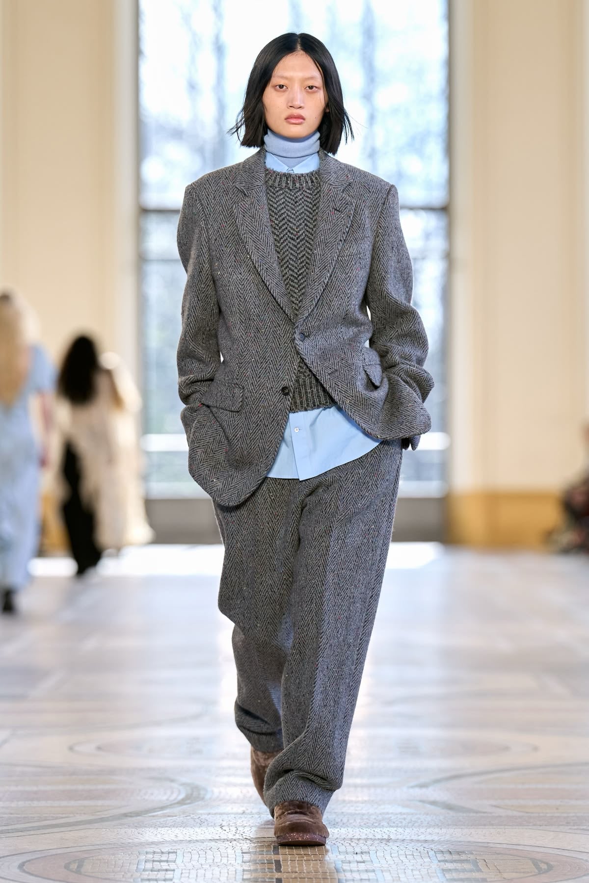 Suéter de cuello alto con camisa azul, chaleco y blazer
