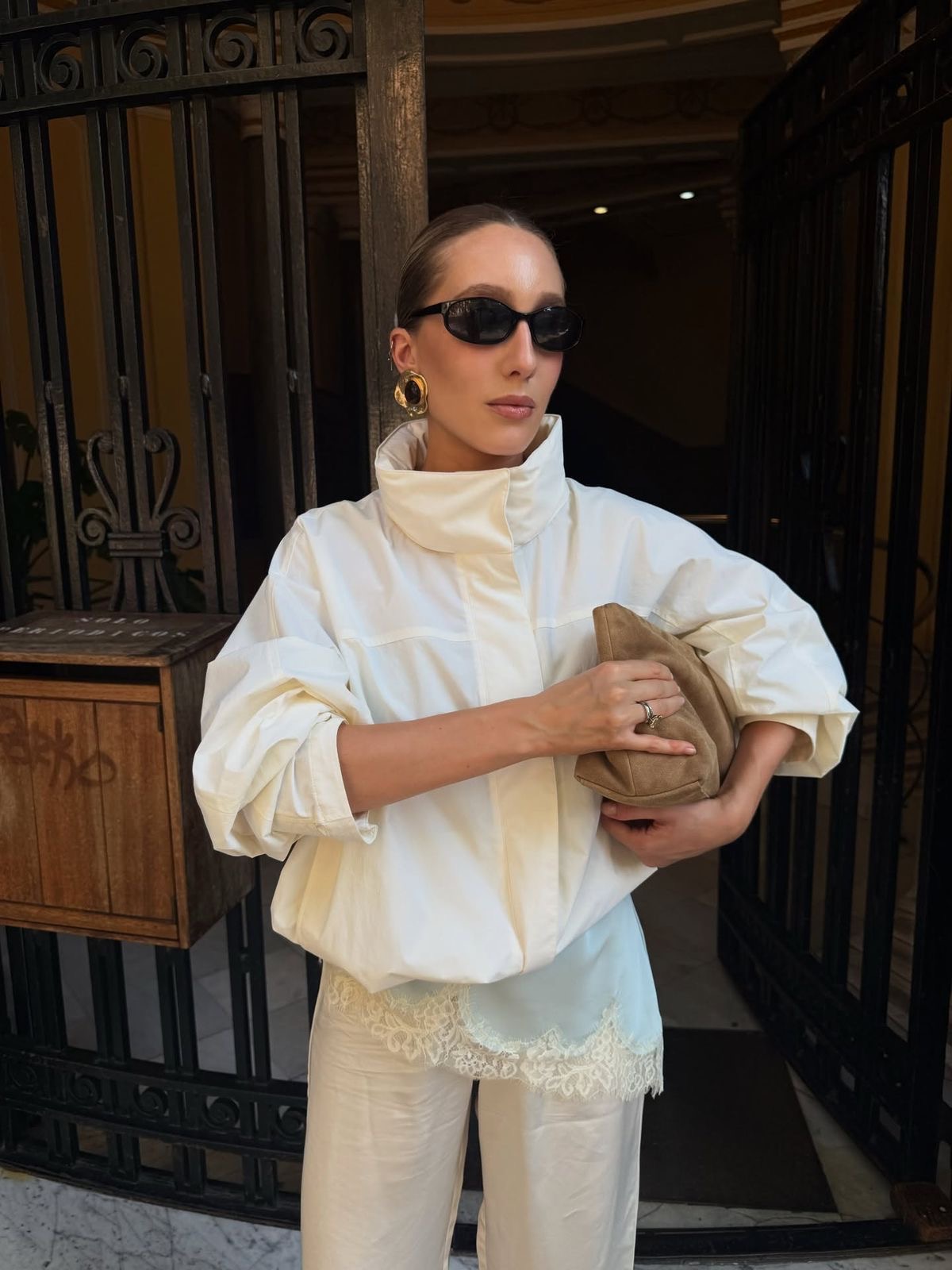 Mujer con rompevientos crema