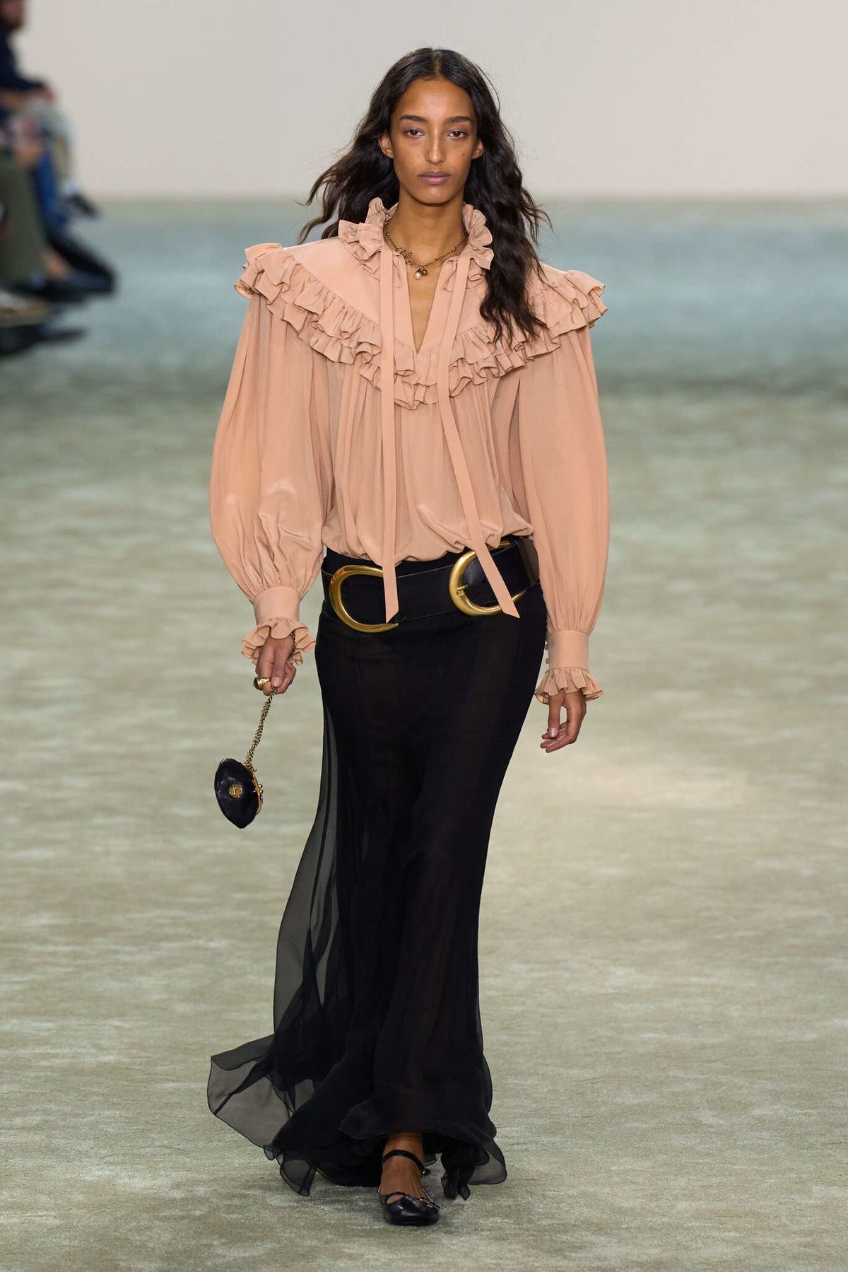 blusa rosa con olanes y falda negra larga