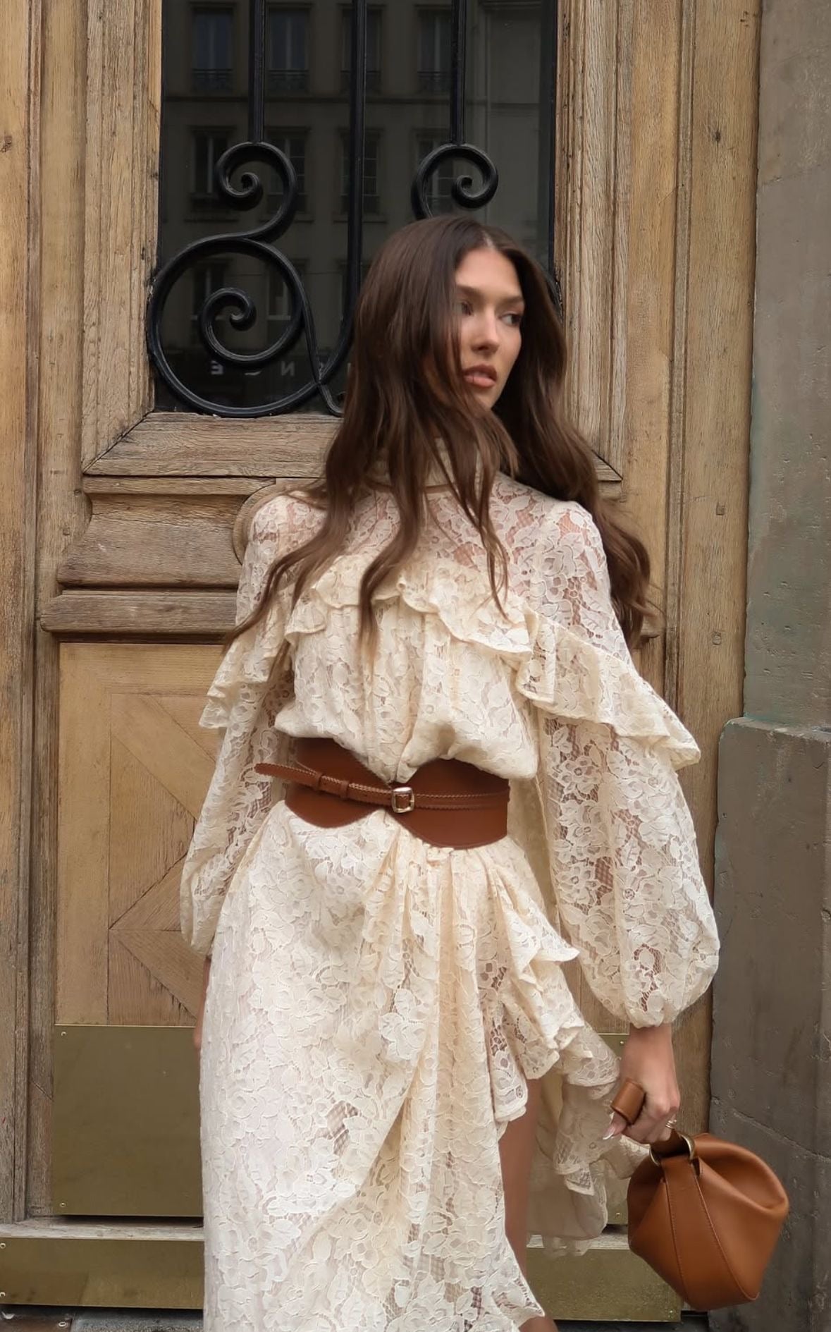 Vestido de encaje blanco con cinturón café 
