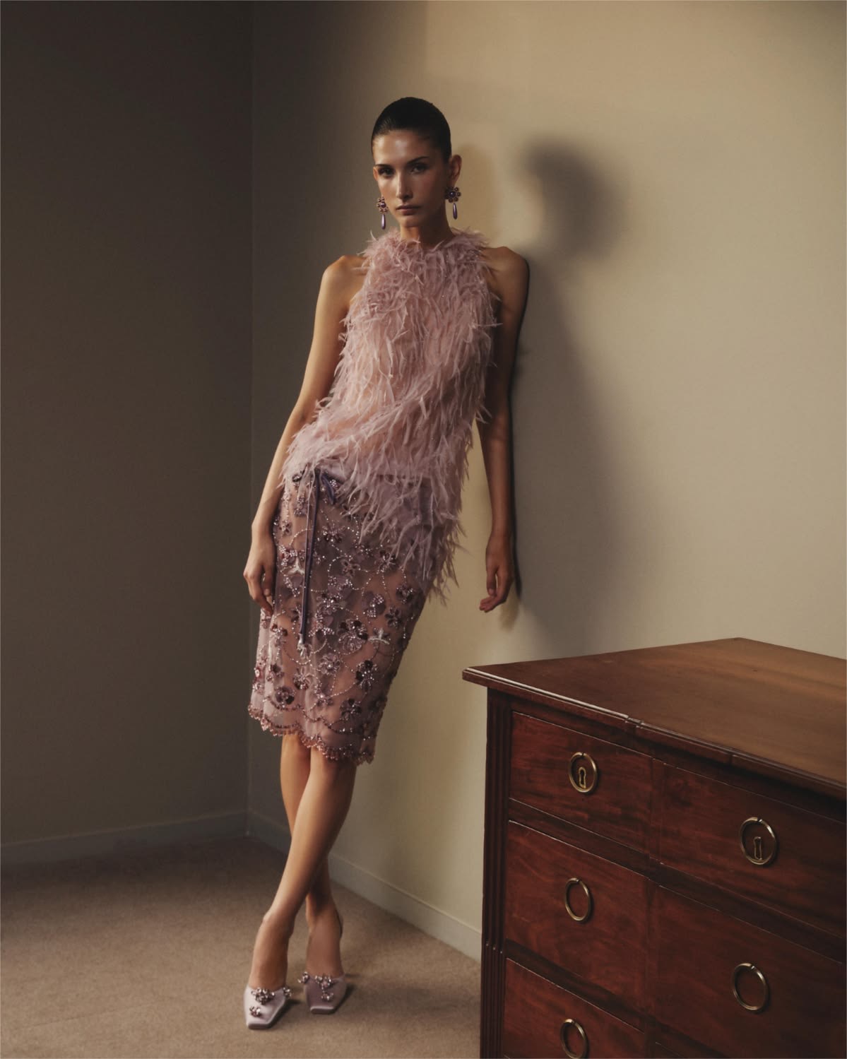 Vestido rosa plumas y lentejuelas