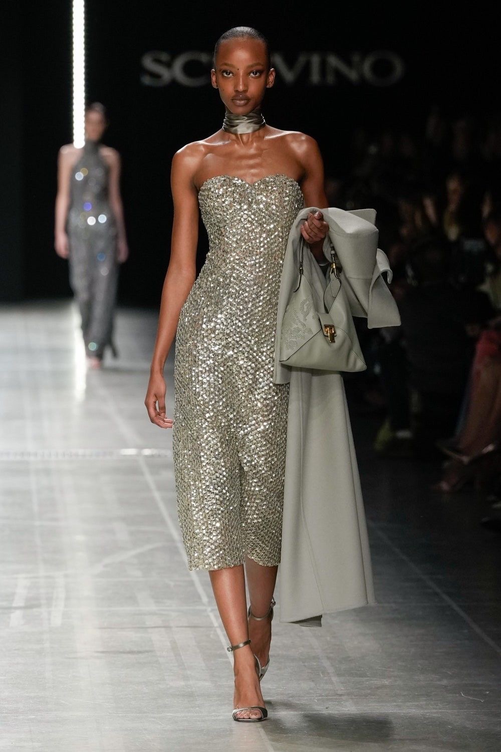 Vestido plateado brillos