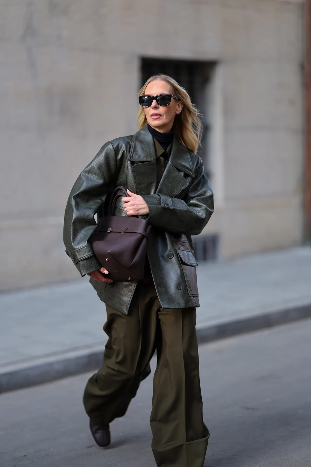 Chamarra de piel verde y pantalones de vestir en tendencia