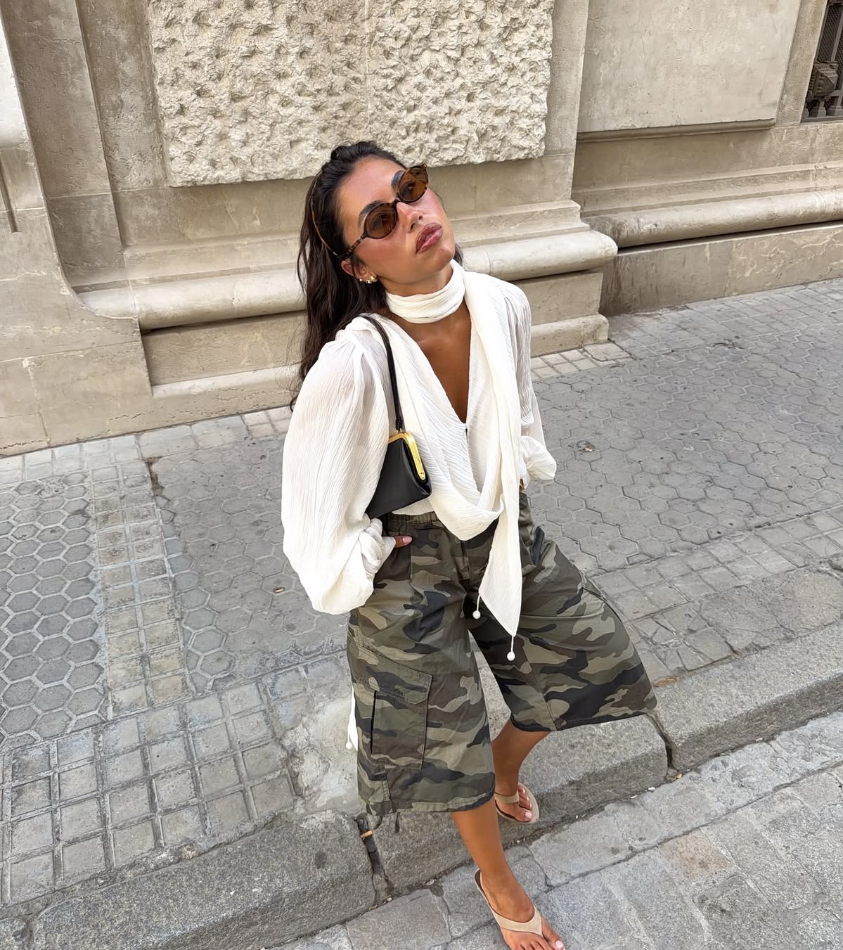 Blusa blanca con pantalones capri de camuflaje