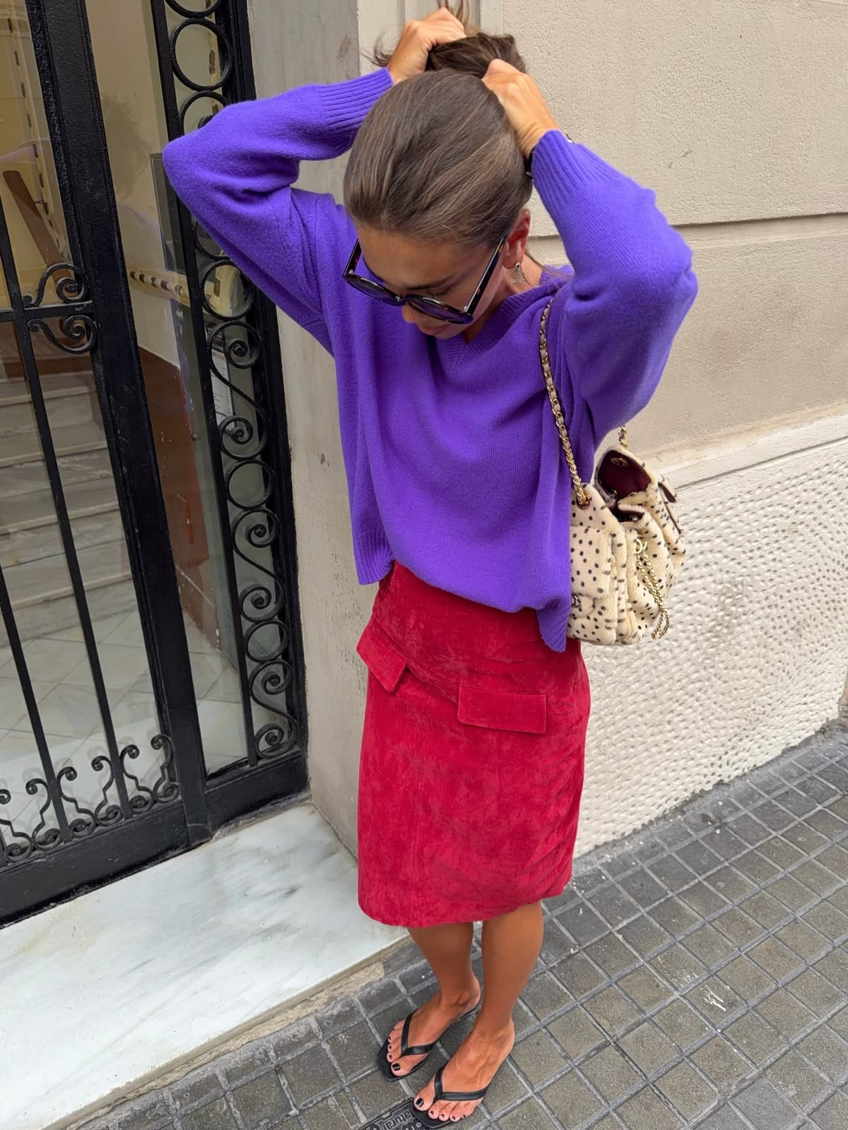Falda roja con suéter morado