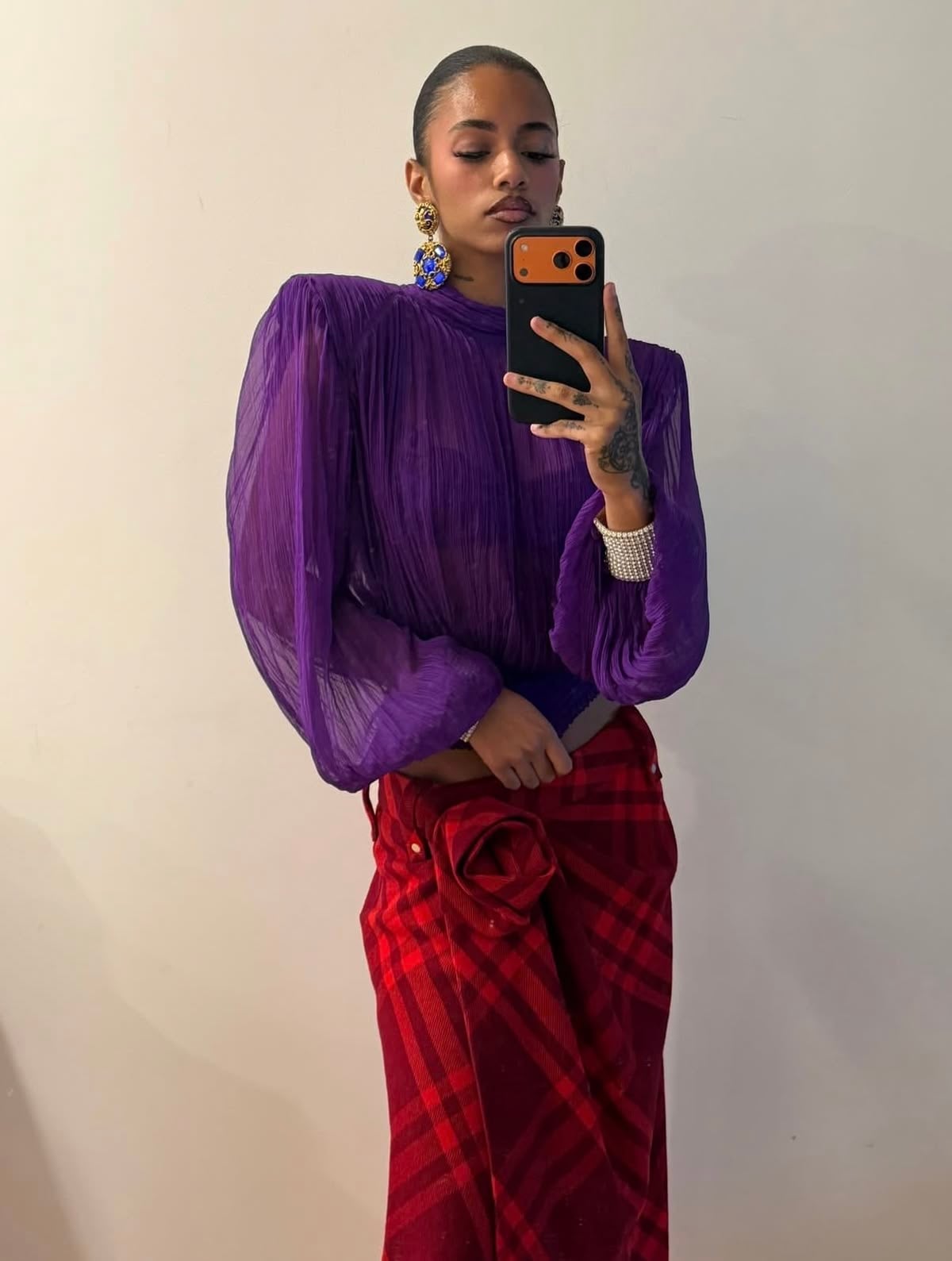 Camisa morada con falda roja de cuadros
