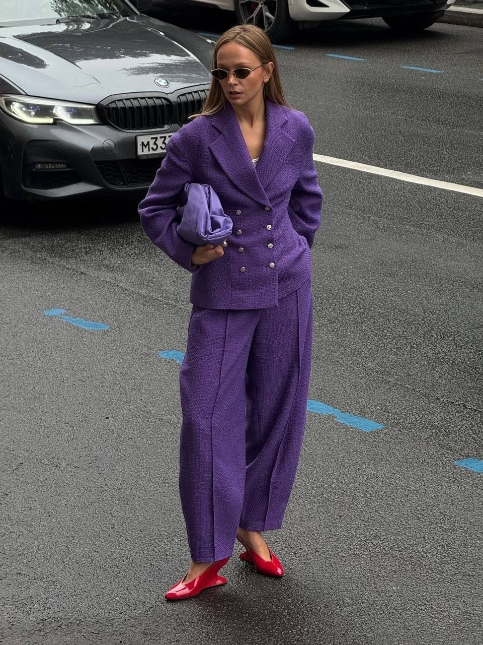 Pantalón y saco morado con tacones rojos