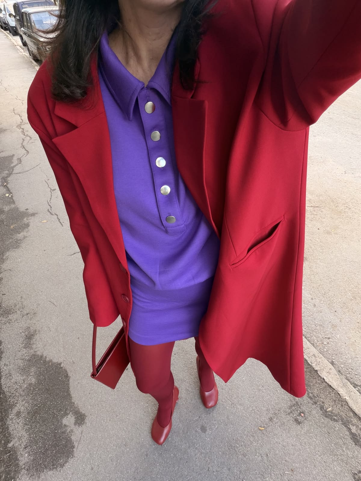 Vestido morado con blazer rojo