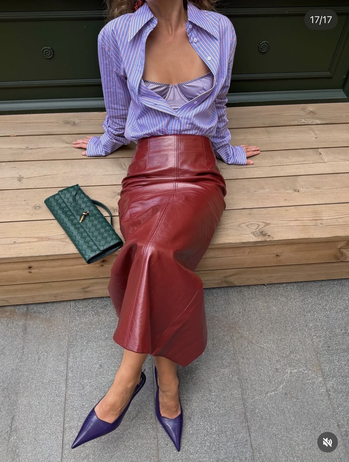 Falda roja con camisa lila