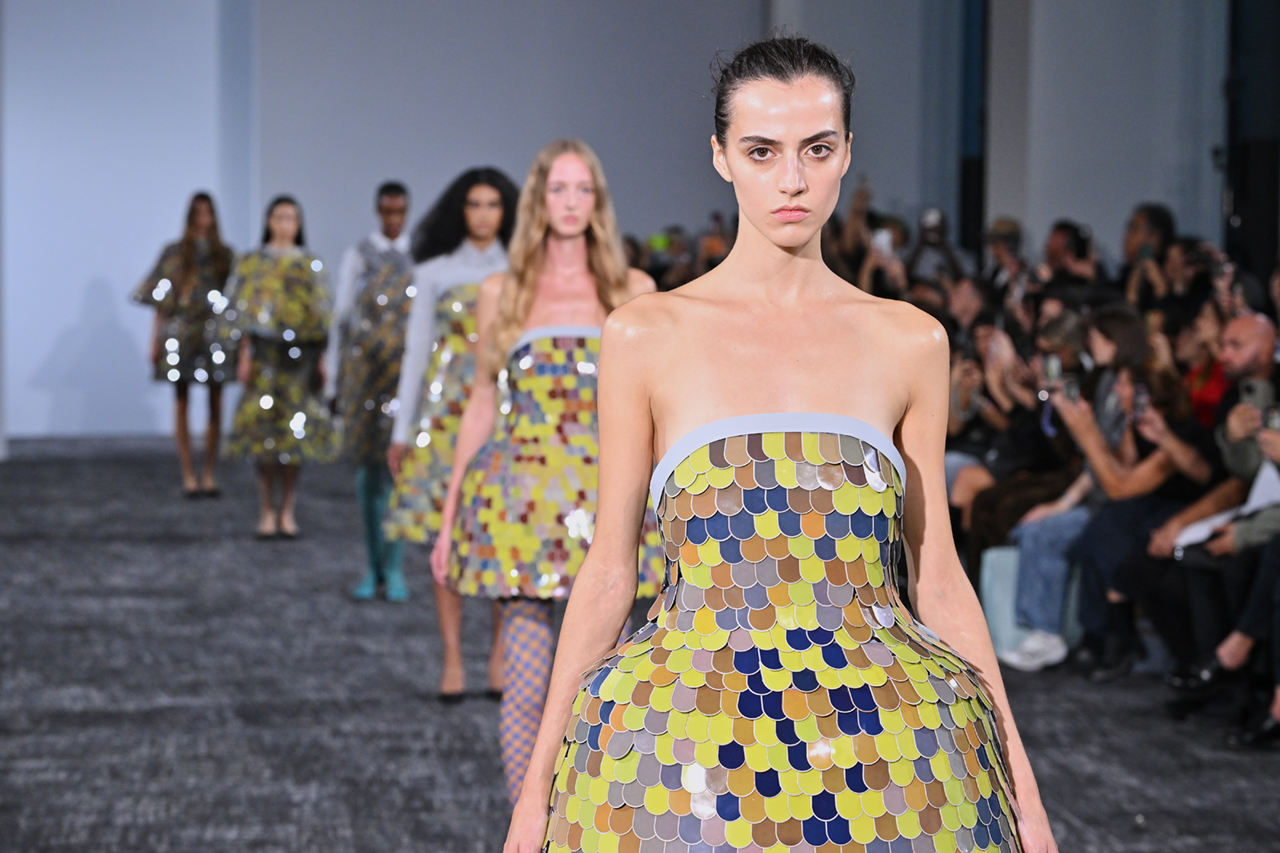 Desfile de modelos con vestidos que cambian de color de Anrealage 