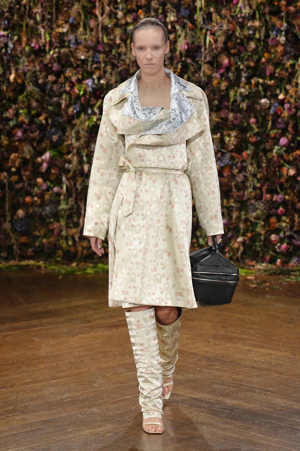 Modelo con abrigo y botas con estampado de flores