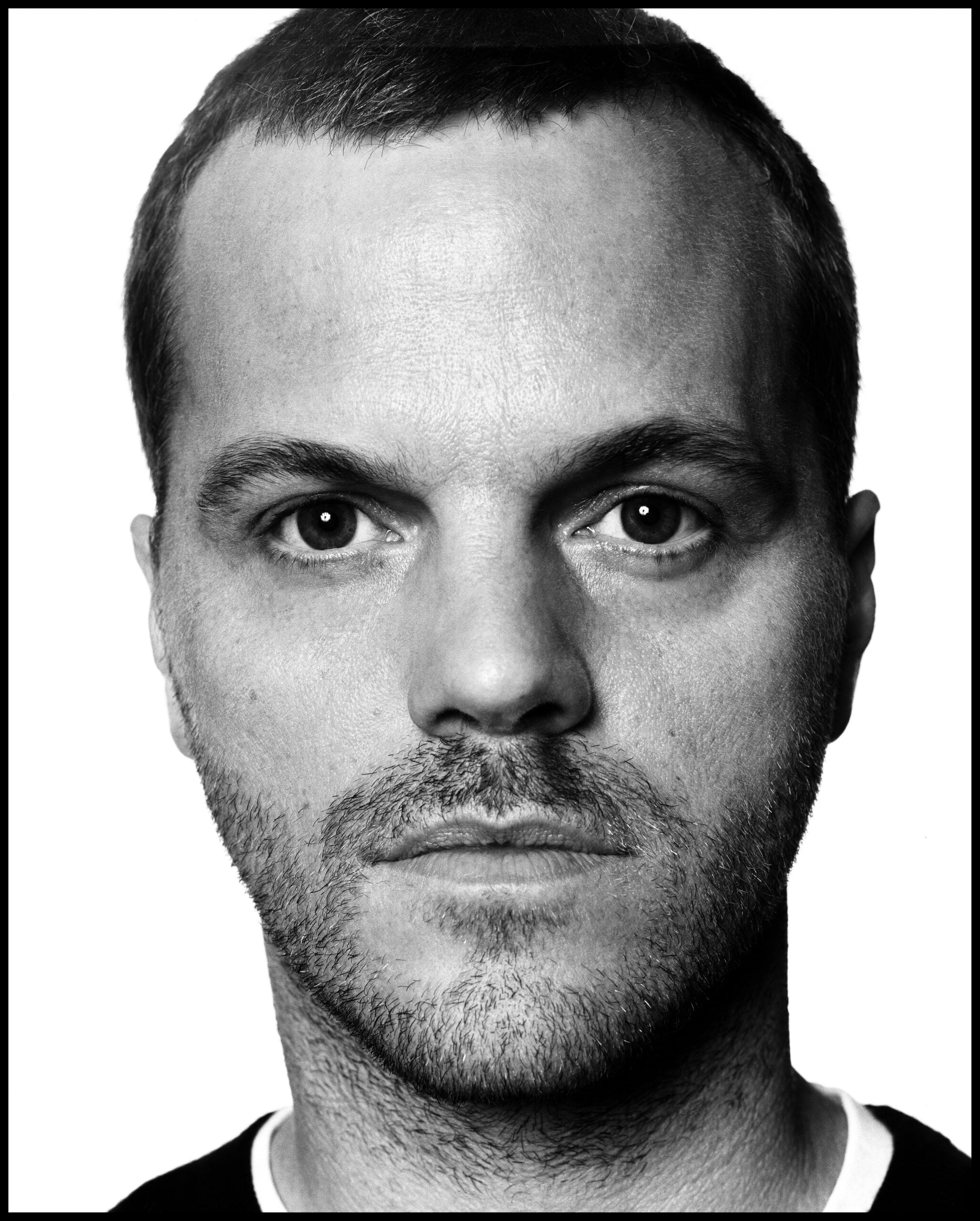 Primer plano en blanco y negro del diseñador Matthieu Blazy con mirada directa a la cámara.