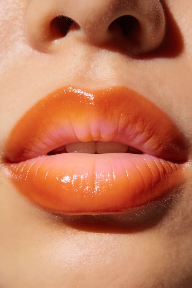 Primer plano detallado de unos labios con un diseño creativo que fusiona degradados en tonos amarillo mostaza y destellos dorados inspirados en la paleta otoñal.
