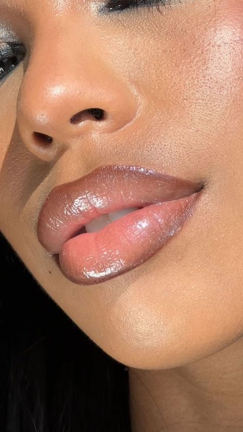 Primer plano de unos labios con la técnica halo lips, destacando un delineado sutil y difuminado alrededor del contorno con un tono más claro en el centro y acabado brillante.