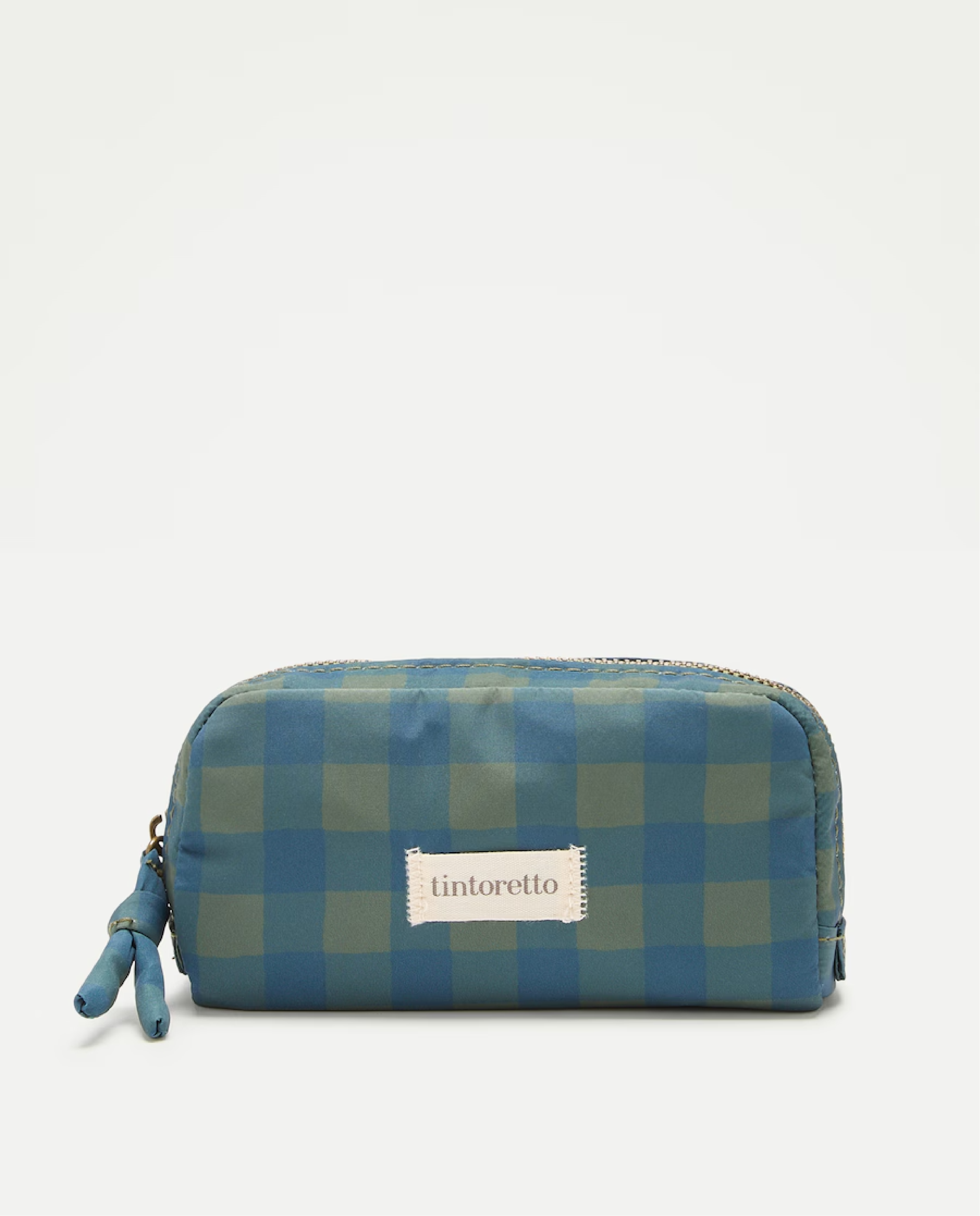 Neceser rectangular pequeño de tejido acolchado con estampado de cuadros vichy en tonos azul y verde, decorado con una etiqueta blanca frontal y tirador de cremallera con nudo.