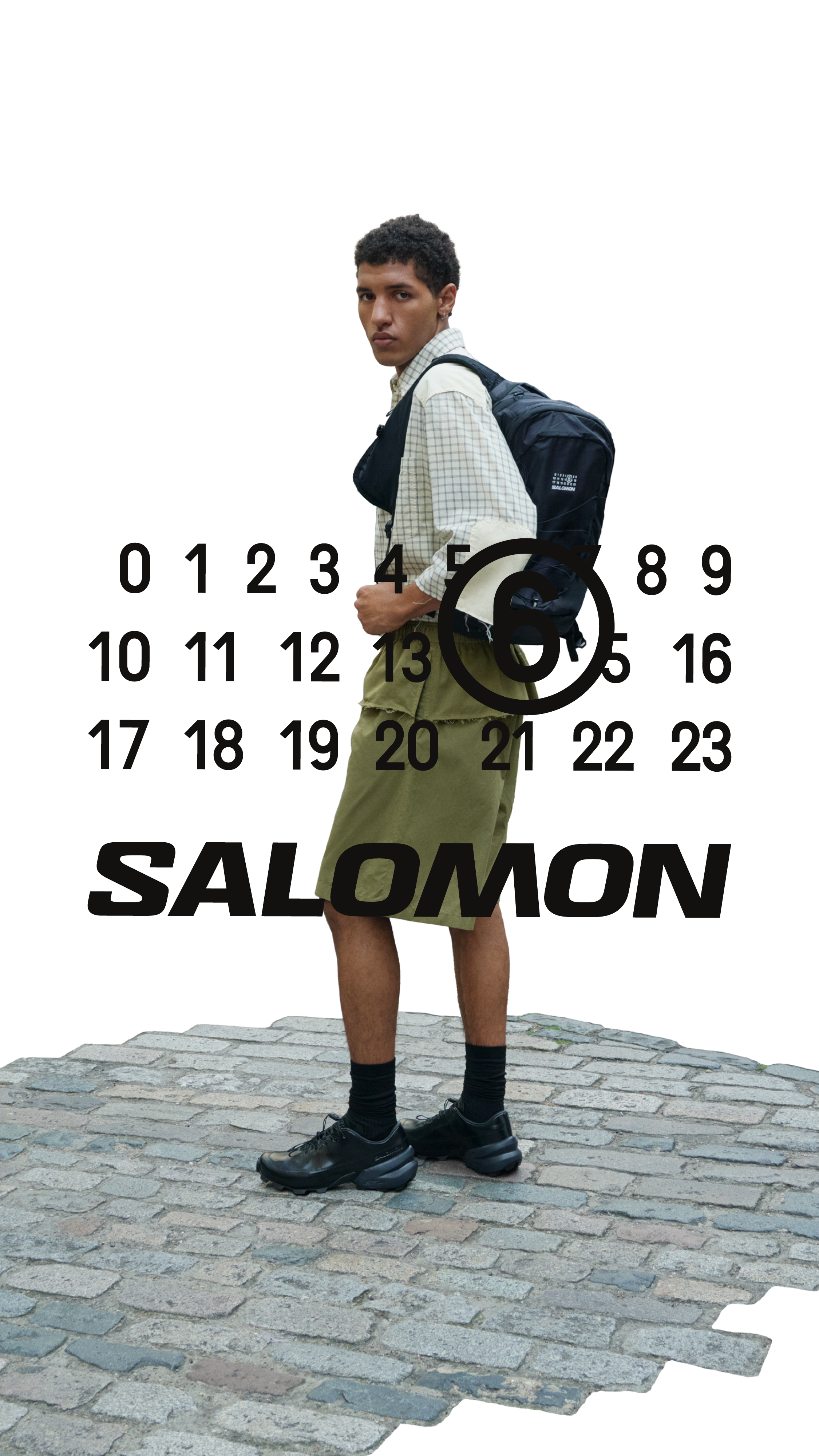 Modelo con mochila Maison Margiela Salomon
