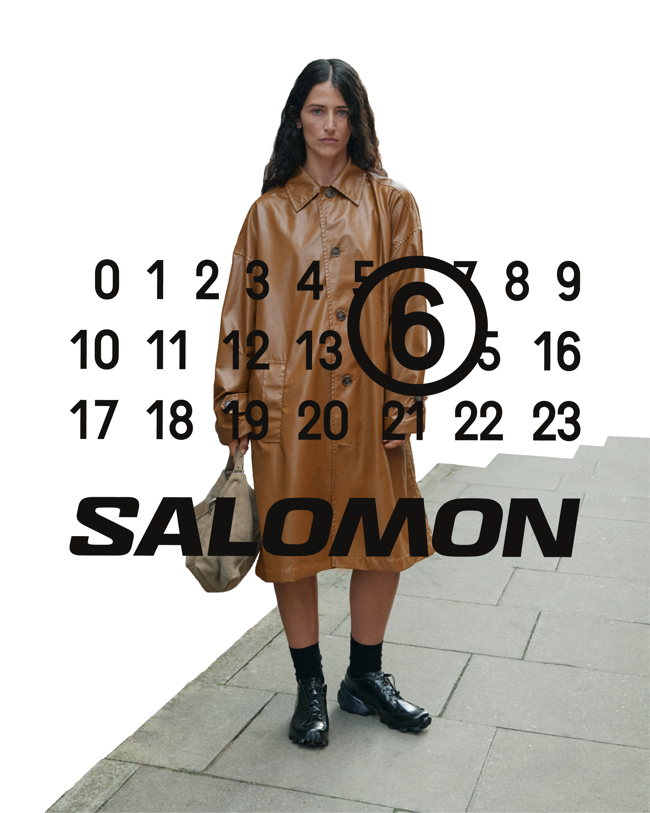 modelo con aceptar café Salomon y MM6
