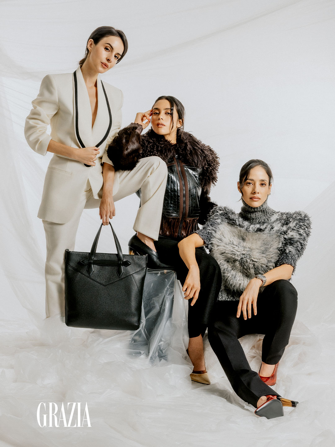 Ana Pau, esmoquin y zapatos; Renata, chamarra de piel y pelo, pantalón y zapatos; Fátima, suéter en tejido de punto, pantalón y zapatos, todo, Louis Vuitton. Bolsa en piel y reloj, Montblanc.