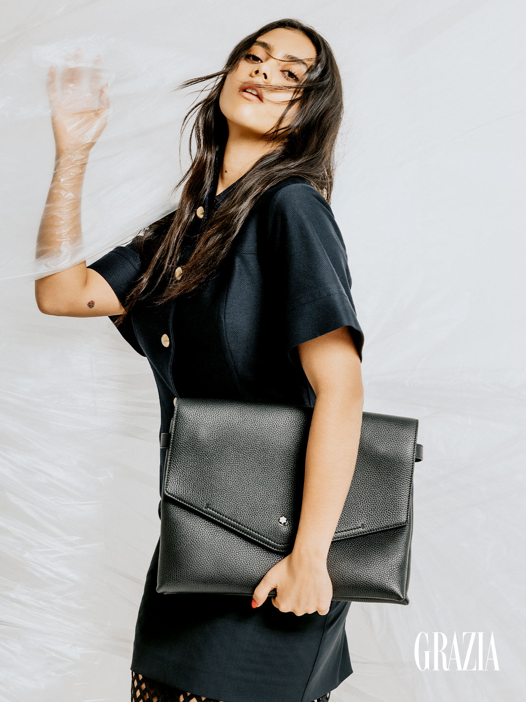 Top y falda, Max Mara. Bolsa de piel, Montblanc.