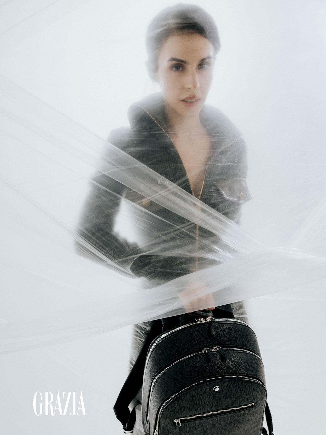 Vestido en tejido de punto, Zimmermann. Backpack en piel, Montblanc.