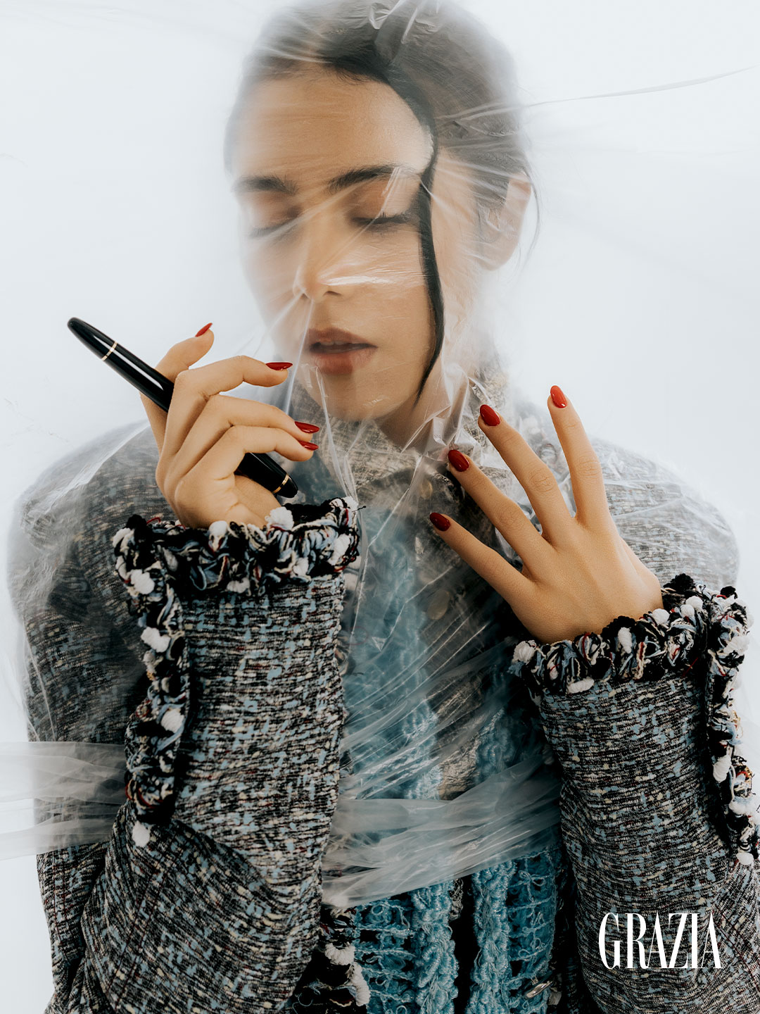 Saco en tweed, Chanel. Pluma, Montblanc.