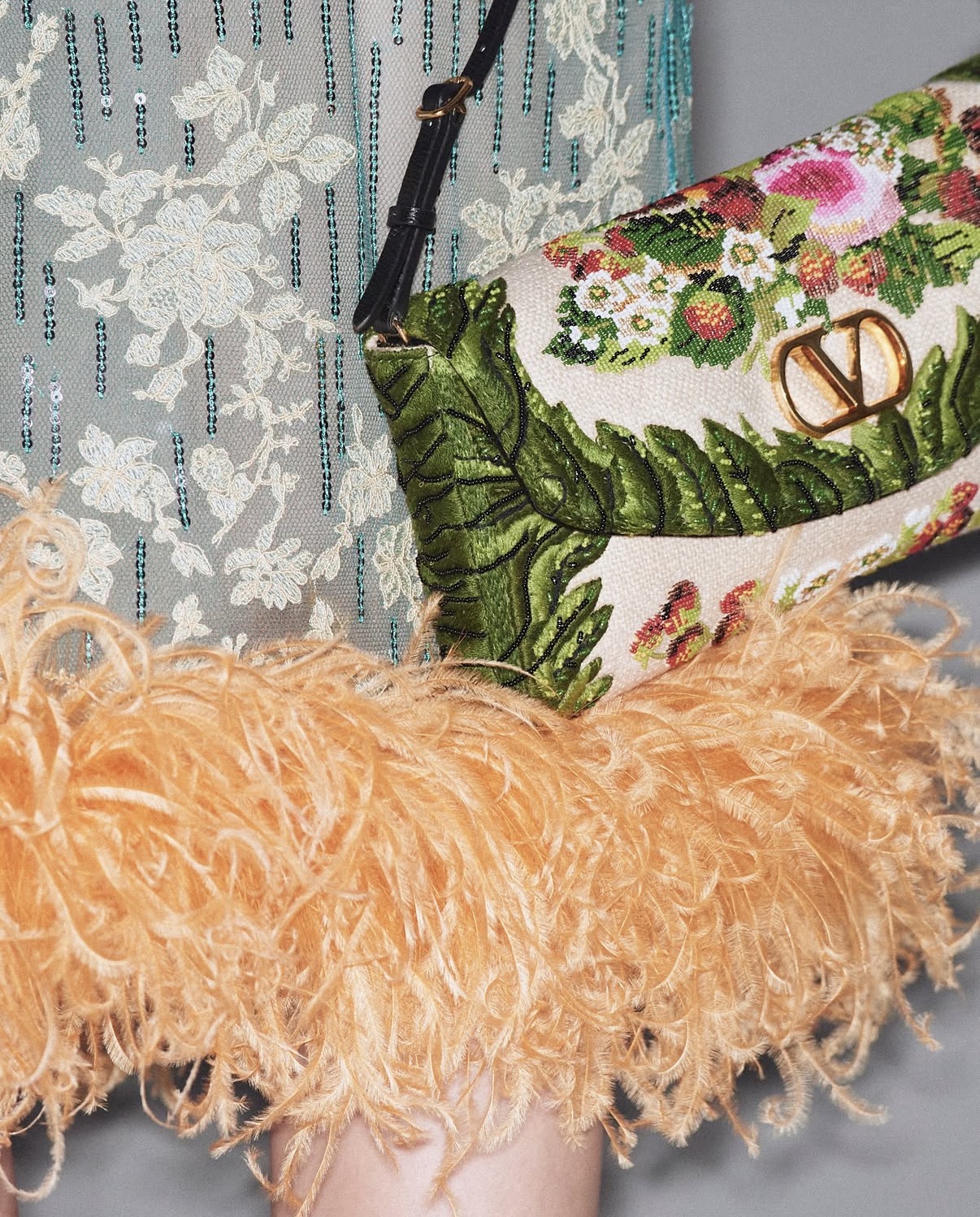 Bolso de Valentino con flores y plumas naranjas