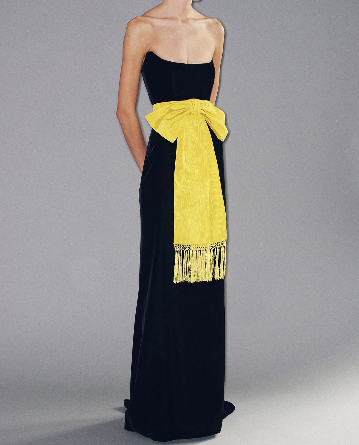 Vestido negro con moño amarillo amarrado a la cintura Valentino