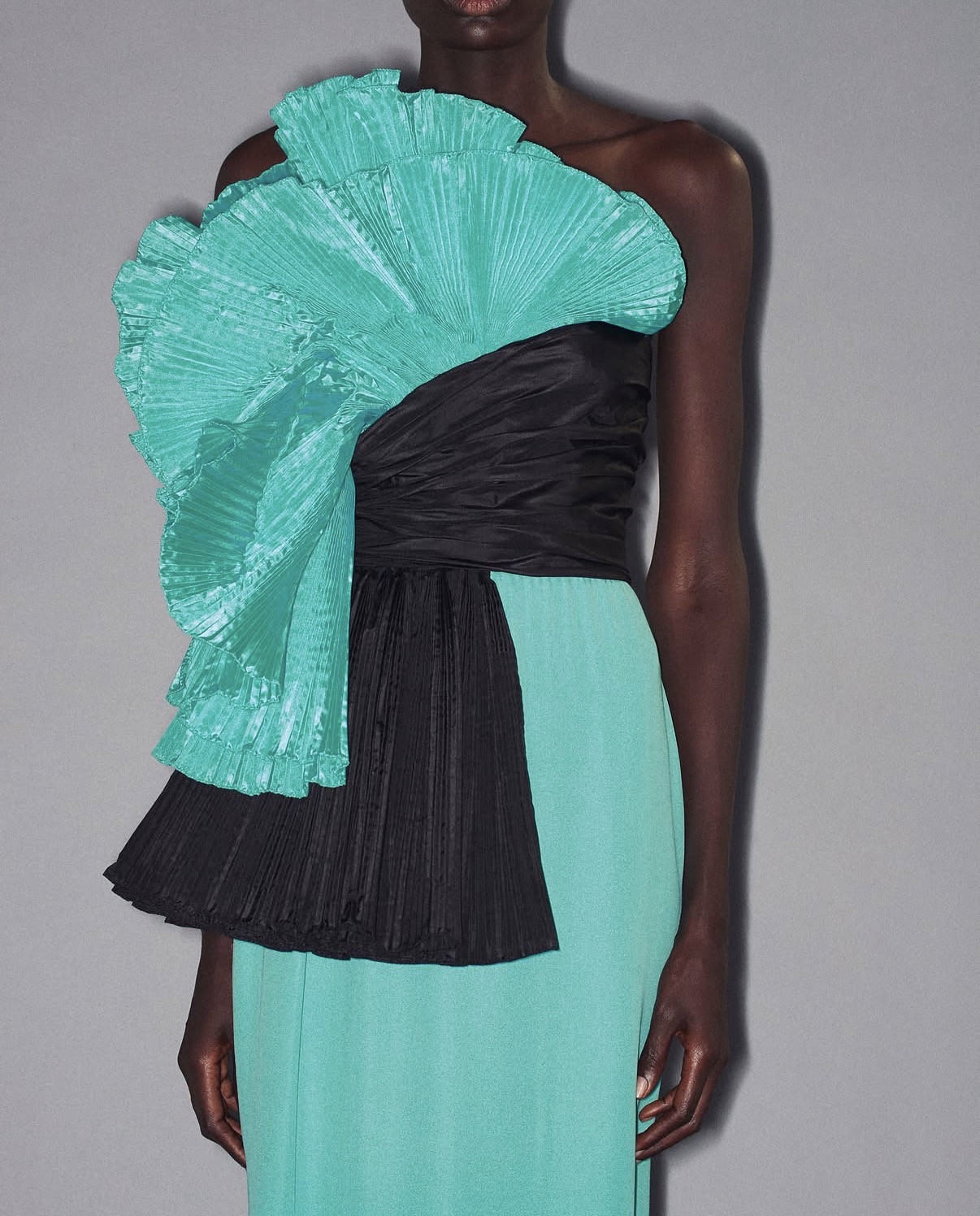 Vestido color turquesa plisado con moño negro