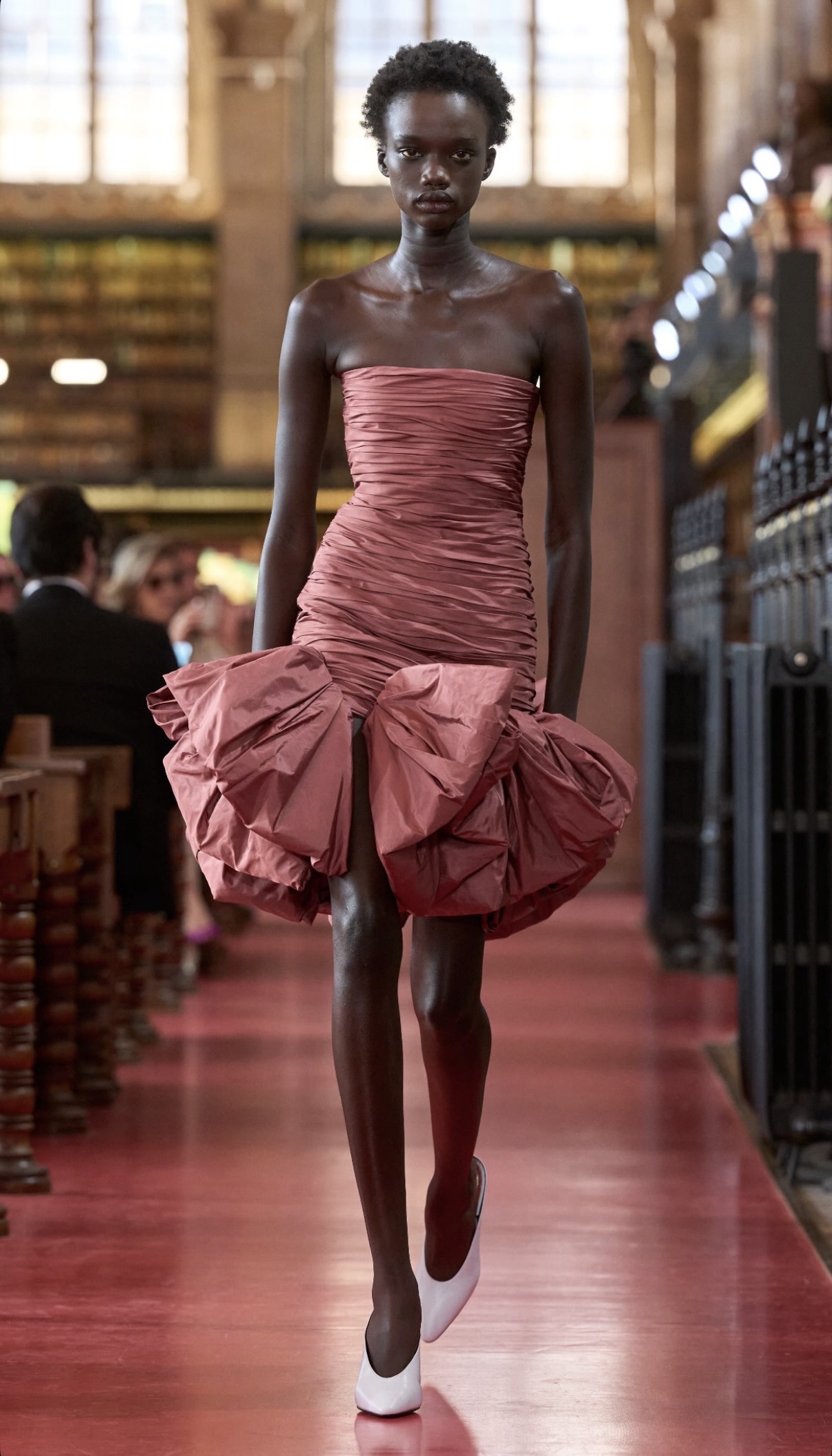 Vestido plisado rosa con moño gigante