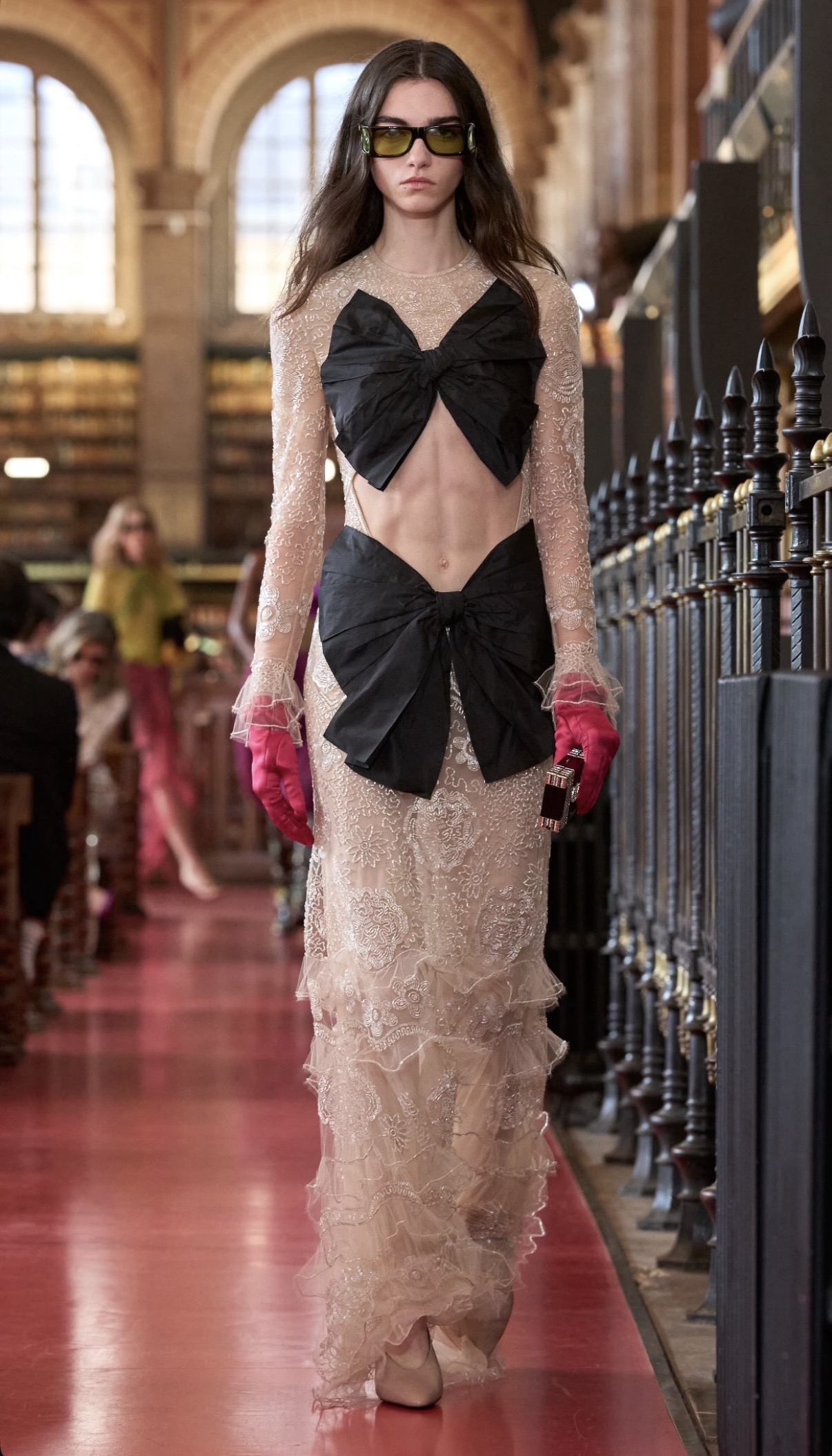 Vestido semi transparente con moños negros Valentino
