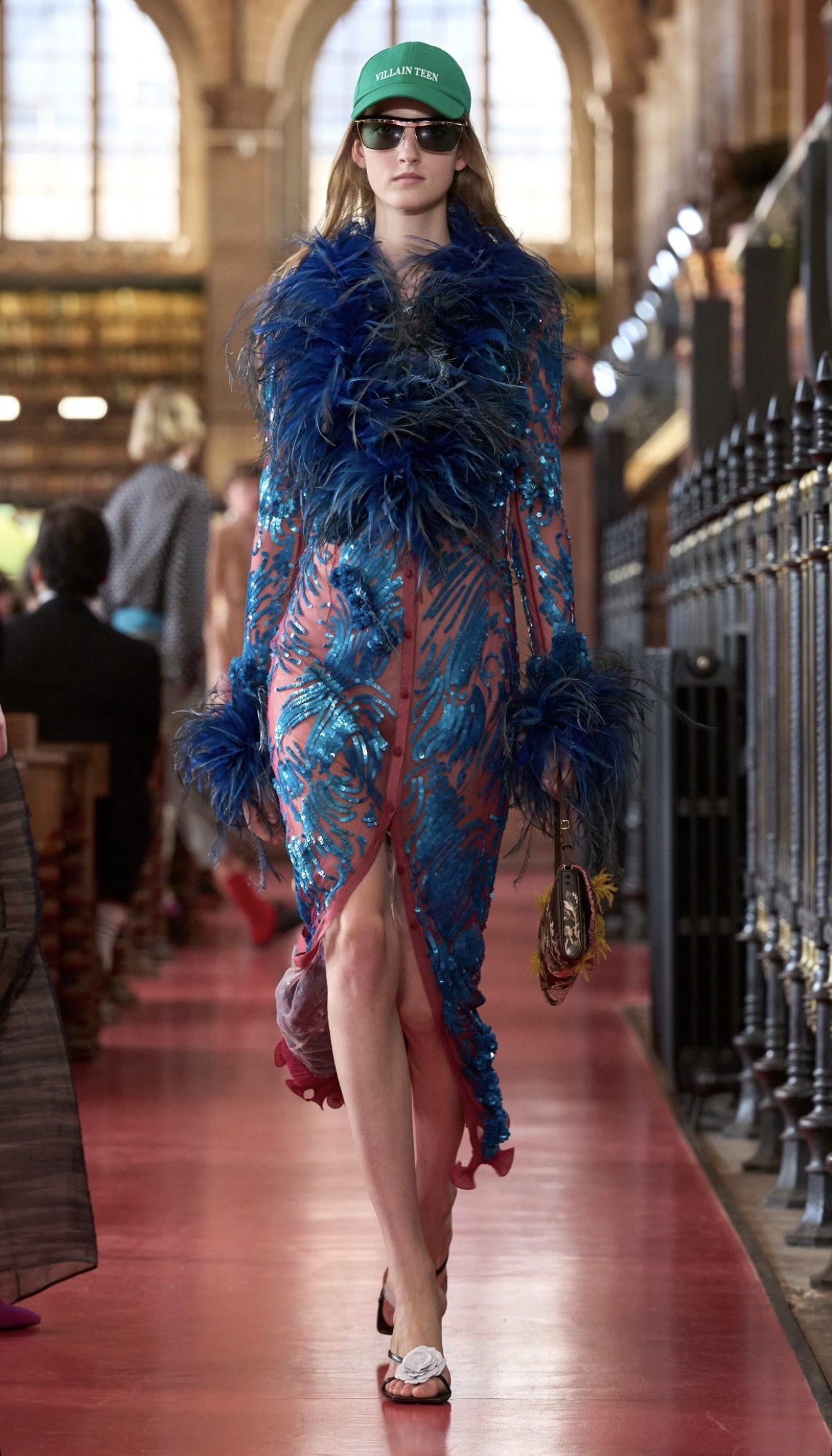 Vestido rojo con azul de lentejuelas y plumas PARIS FASHION WEEK
